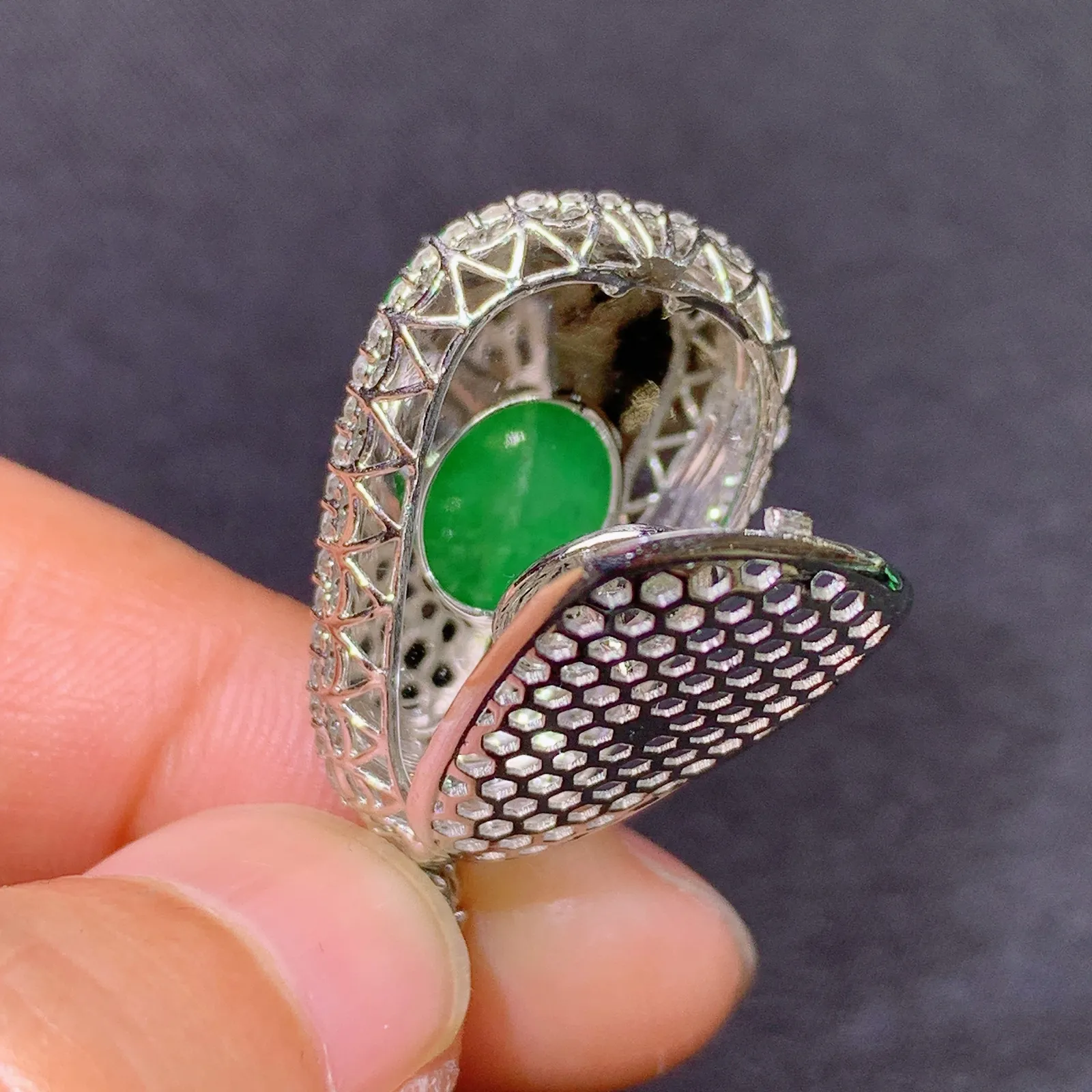 阳绿如意吊坠，18k金镶嵌，色泽鲜阳，冰润细腻，种水足 尺寸30*15.9*7.2