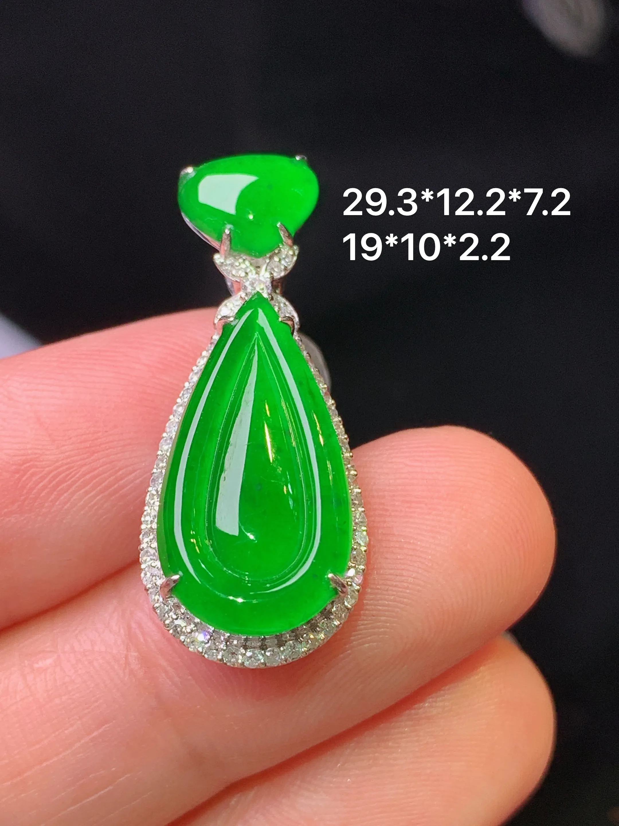 18k金钻镶嵌满绿水滴吊坠 玉质细腻 色泽清新艳丽 整体尺寸29.3*12.2*7.2