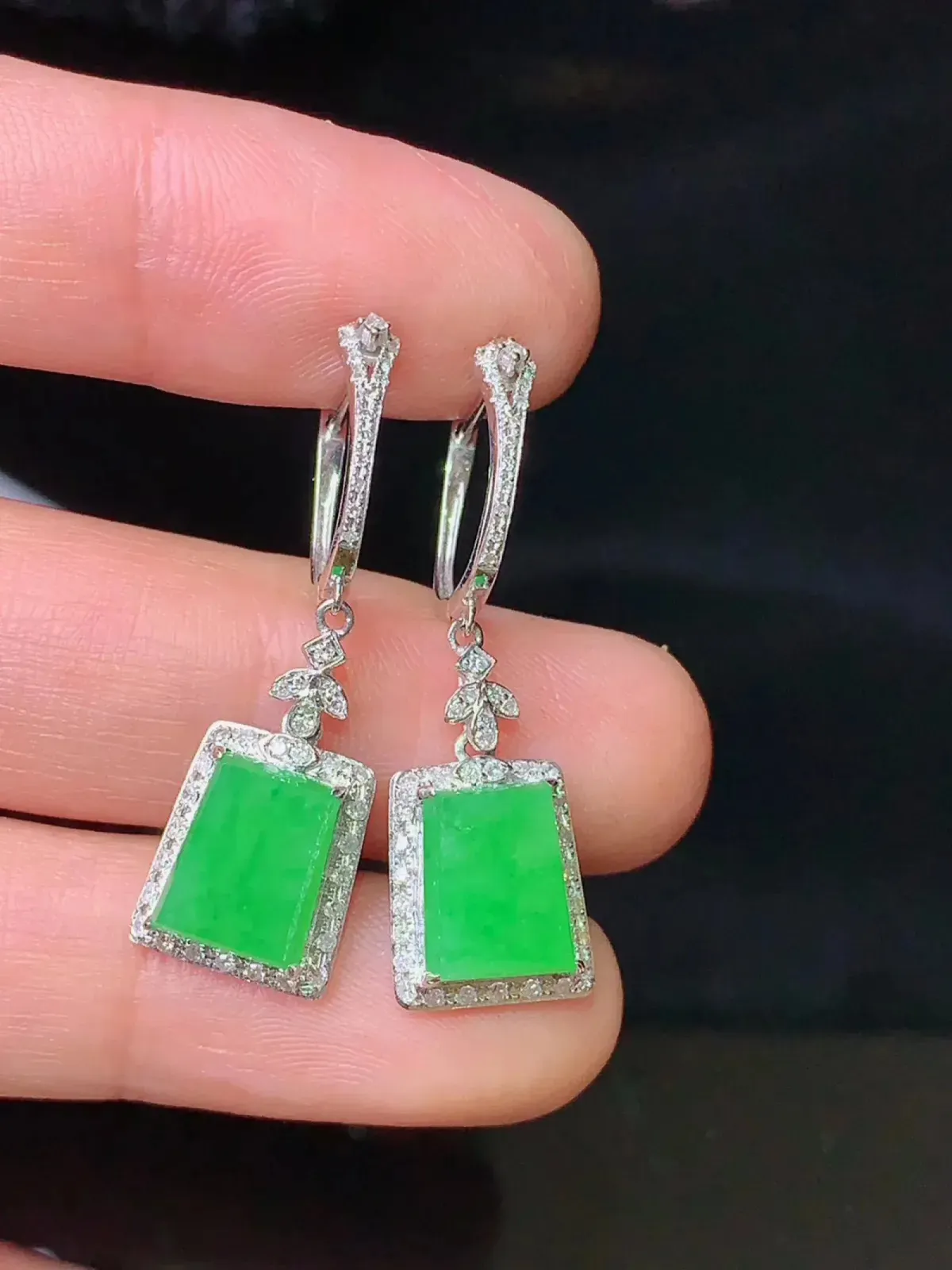 18k金钻镶嵌满绿无事牌耳坠 玉质细腻 色泽艳丽 整体尺寸31.5*9.8*5.2