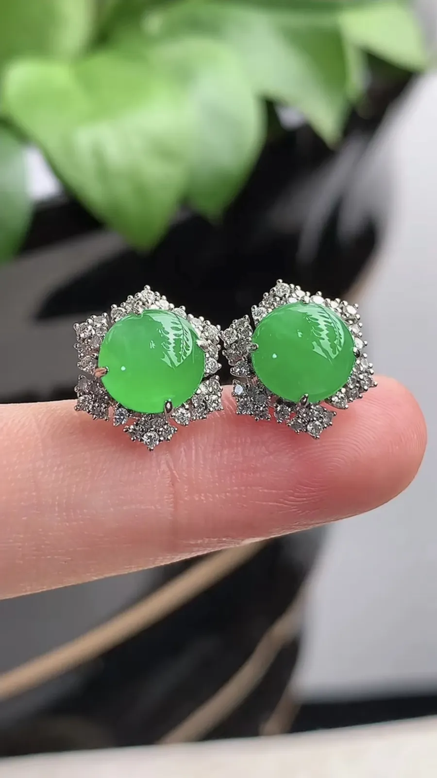 a货翡翠老坑冰种18K金伴钻镶嵌阳绿蛋面耳钉 尺寸7.3mm 重量2.80g 1205