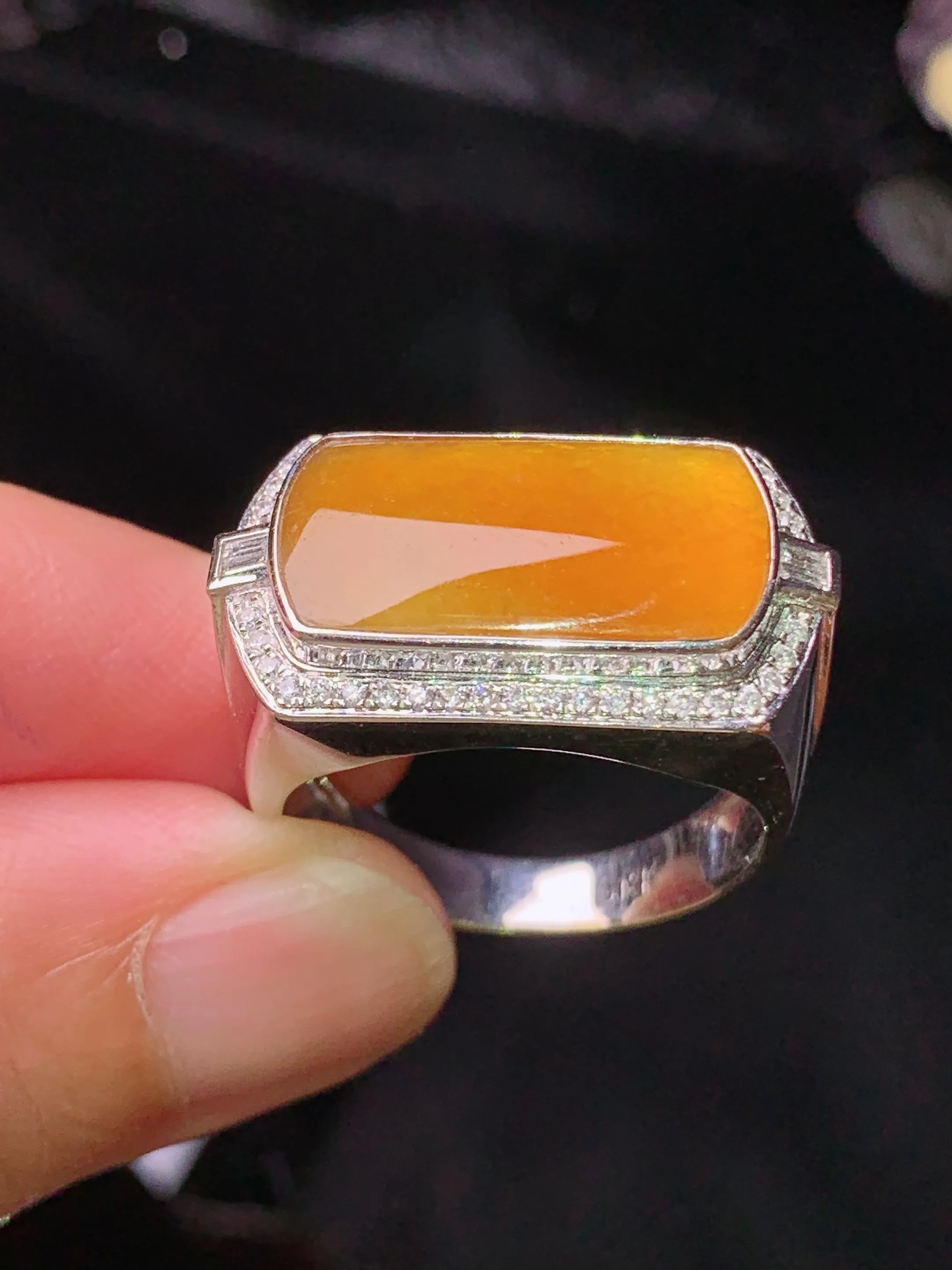 18k金钻镶嵌黄翡马鞍戒指 玉质细腻 色泽清新艳丽 圈口20 裸石尺寸10*17.5*2