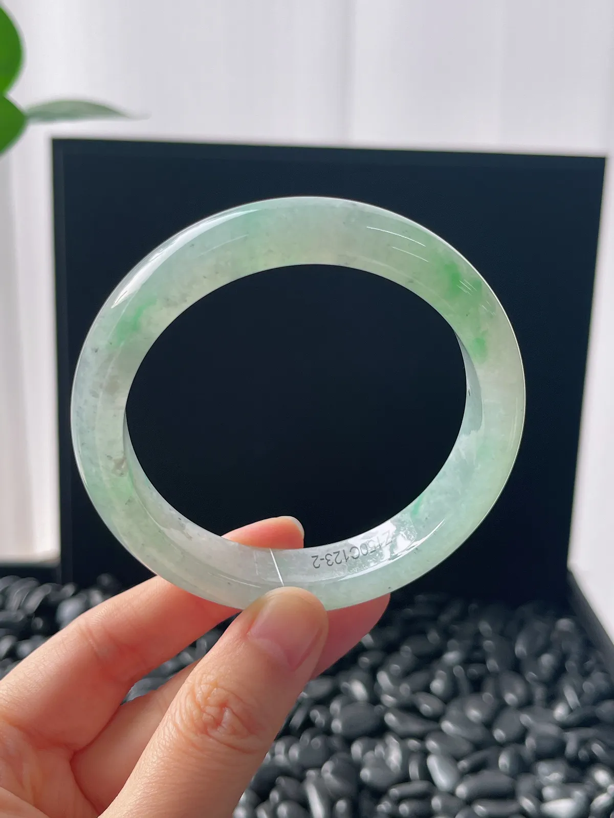 正圈58圈口，翡翠冰糯种淡绿色手镯