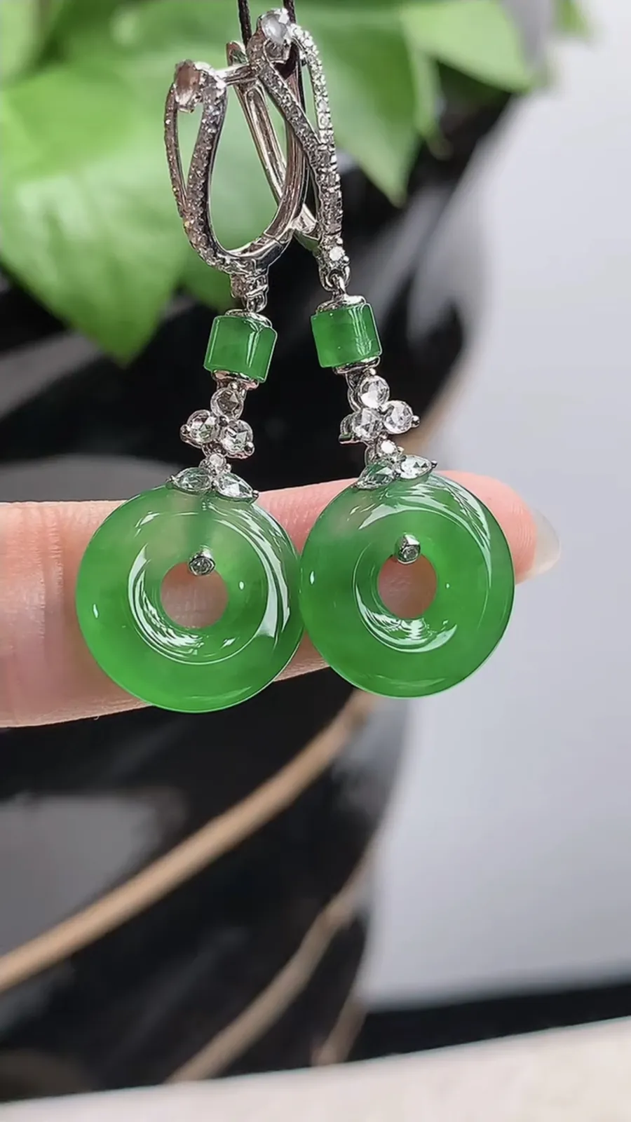 a货翡翠老坑高冰种18K金伴钻镶嵌阳绿平安环耳坠 尺寸13.5×2.6mm 重量4.25g 1205