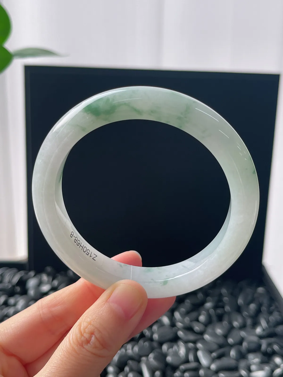 正圈60圈口，翡翠冰糯种飘绿手镯