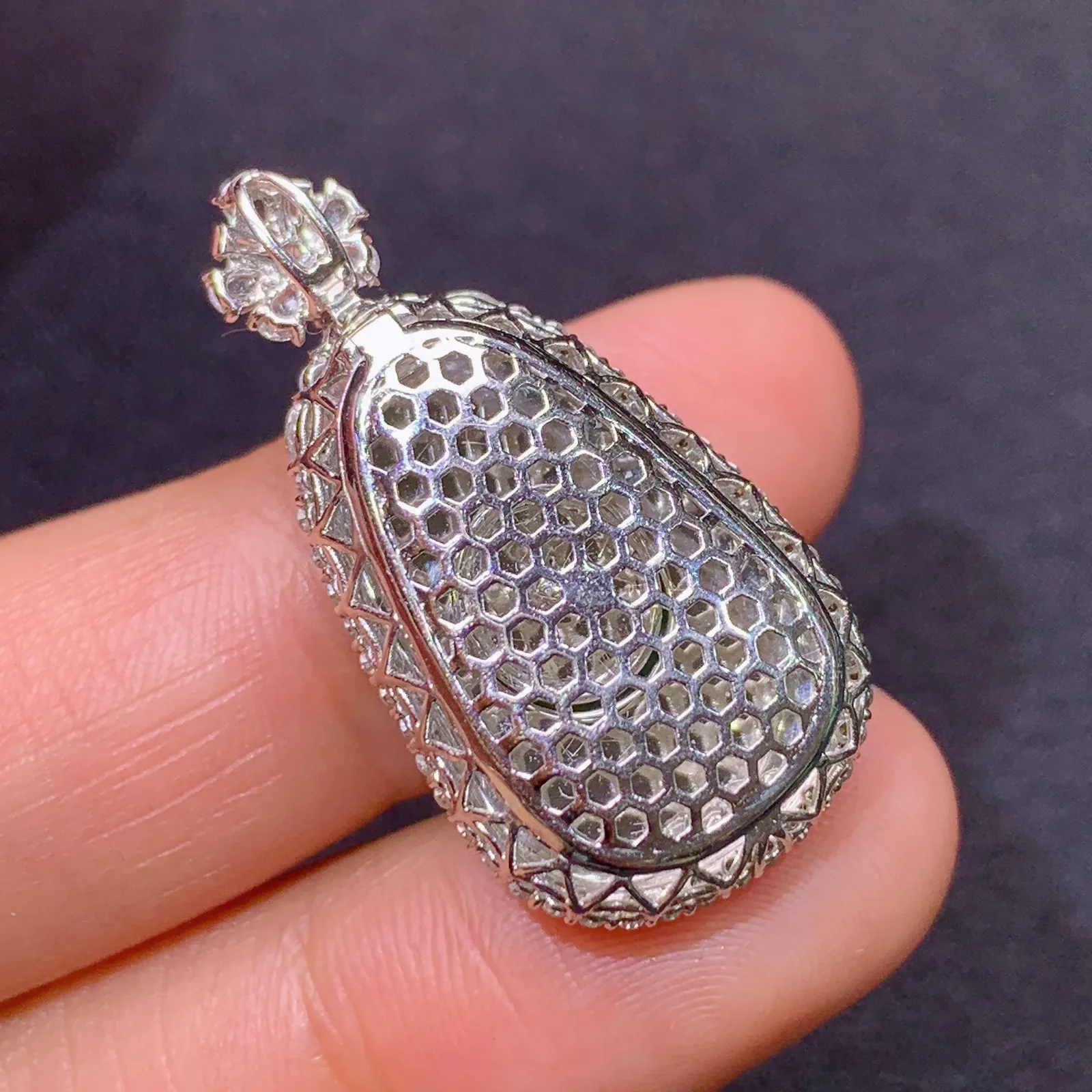 阳绿如意吊坠，18k金镶嵌，色泽鲜阳，冰润细腻，种水足 尺寸30*15.9*7.2