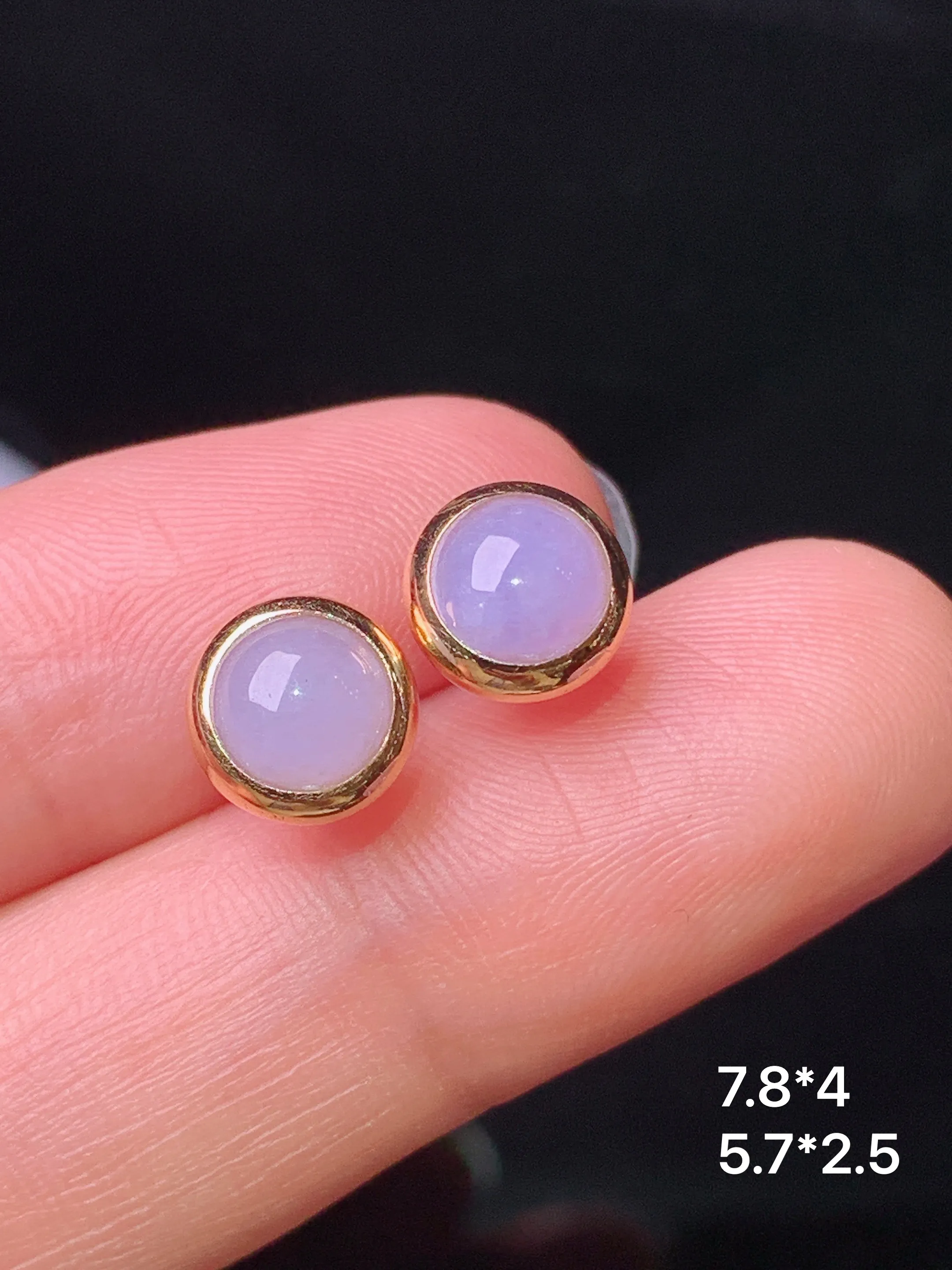 18k金镶嵌紫罗兰蛋面耳钉 玉质细腻 色泽清新艳丽 整体尺寸7.8*4