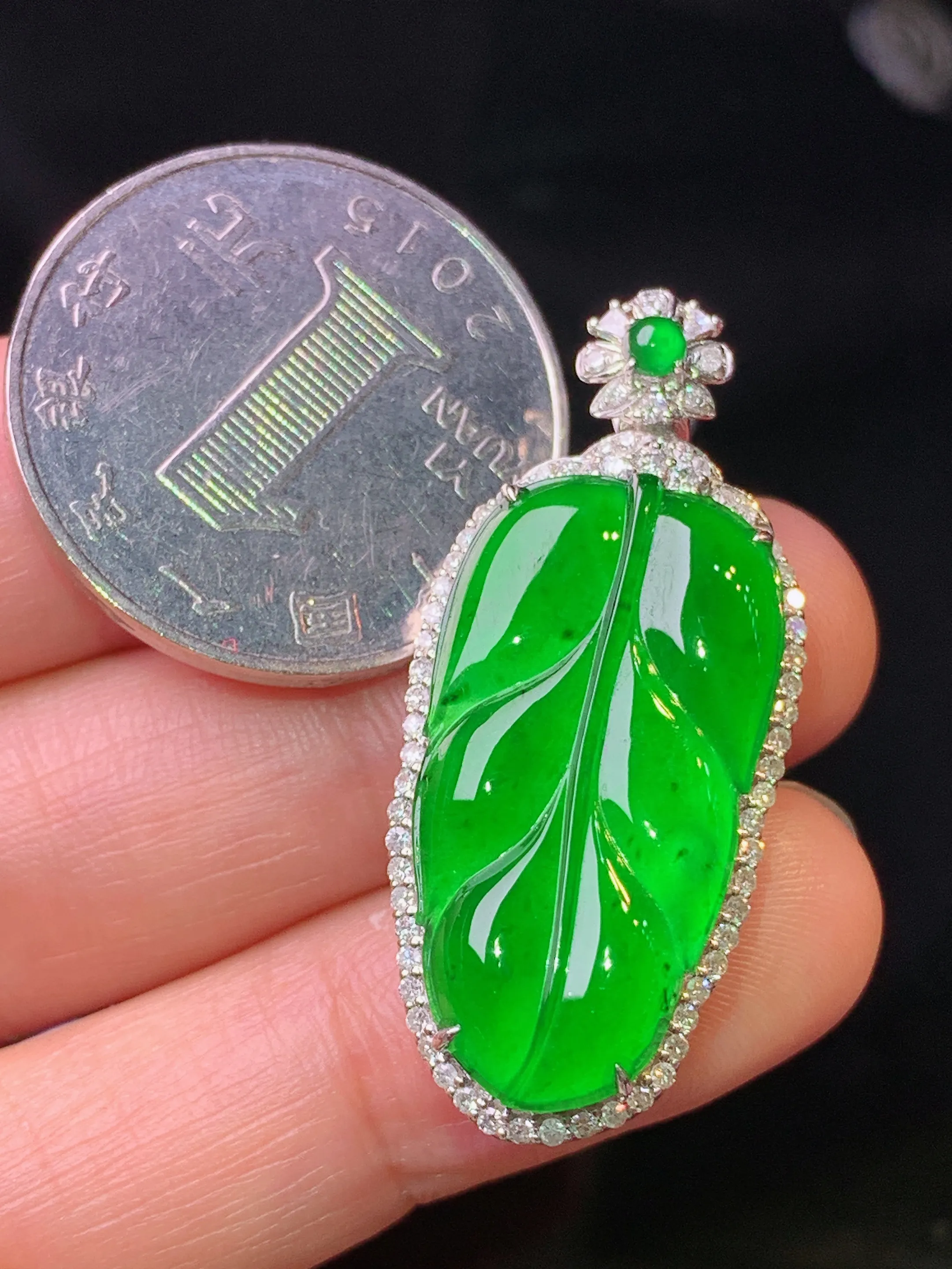 18k金钻镶嵌满绿树叶吊坠 玉质细腻 色泽清新艳丽 整体尺寸36.8*16.2*8.2