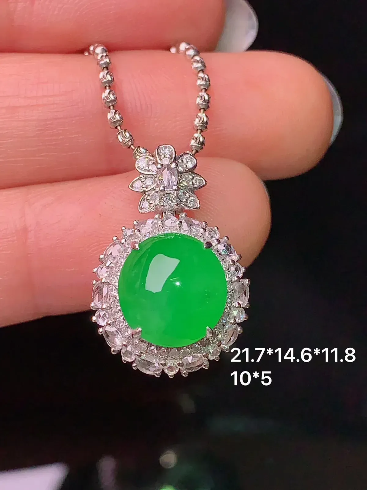 18k金钻镶嵌满绿蛋面吊坠 玉质细腻 色泽艳丽 整体尺寸21.7*14.6*11.8