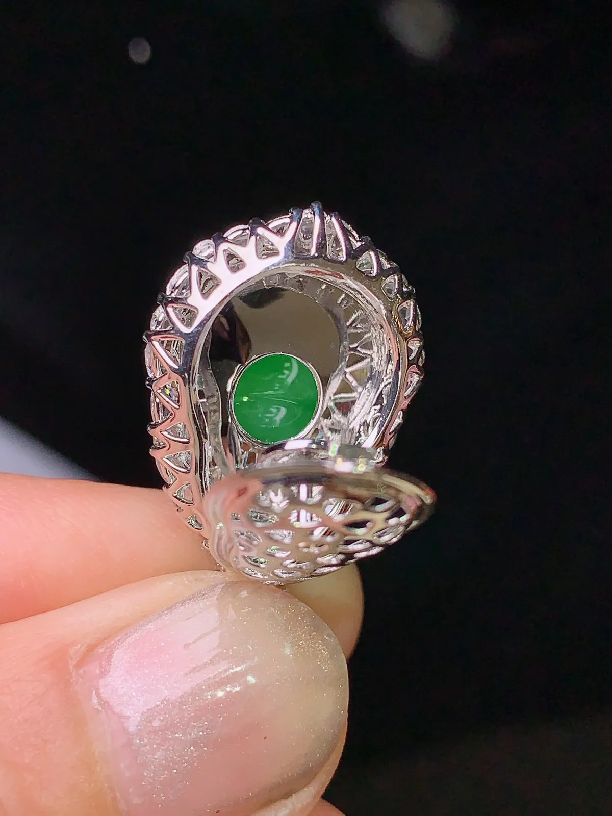 18k金钻镶嵌翠绿葫芦吊坠 玉质细腻 色泽清新艳丽 整体尺寸28.7*16*12.5