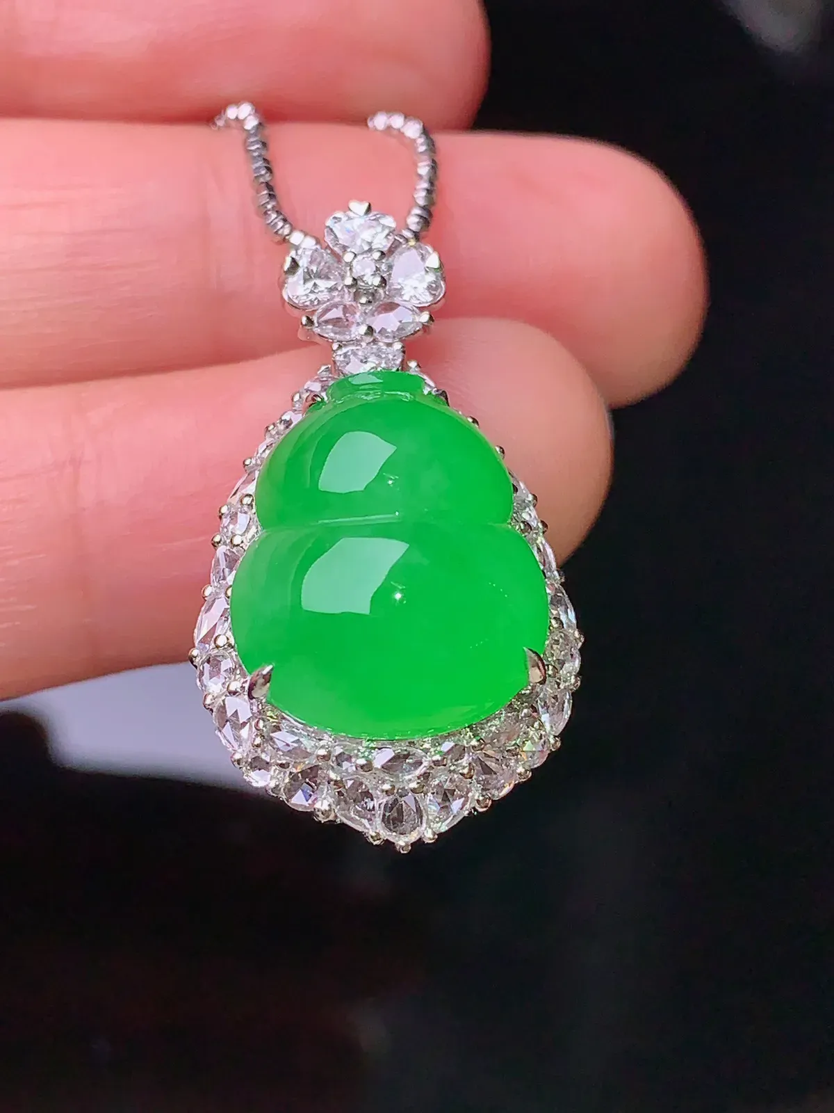 18k金钻镶嵌翠绿葫芦吊坠 玉质细腻 色泽清新艳丽 整体尺寸28.7*16*12.5