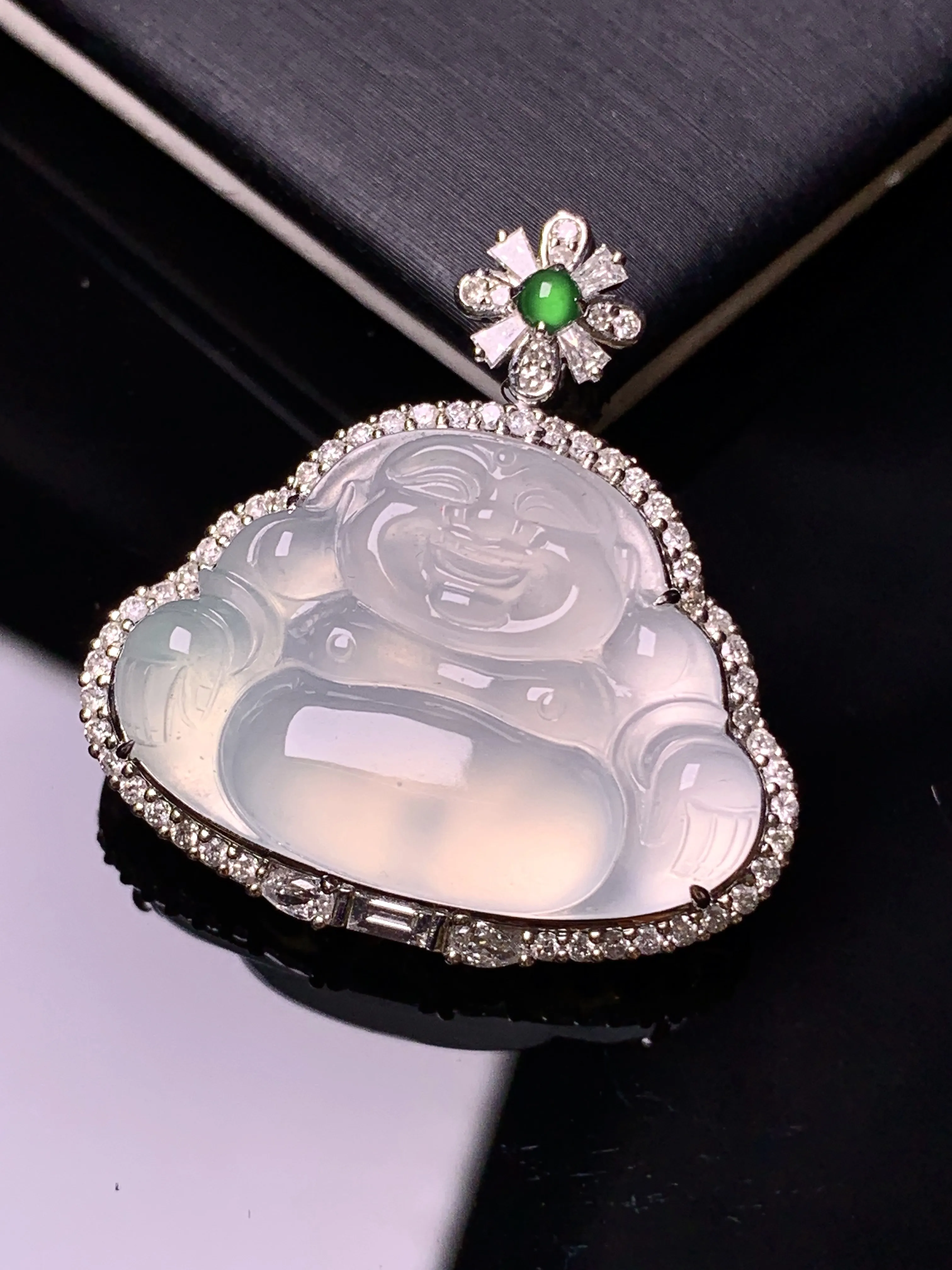 18k金钻镶嵌冰种佛公吊坠 玉质细腻 色泽清新艳丽 整体尺寸30*28.8*8.6