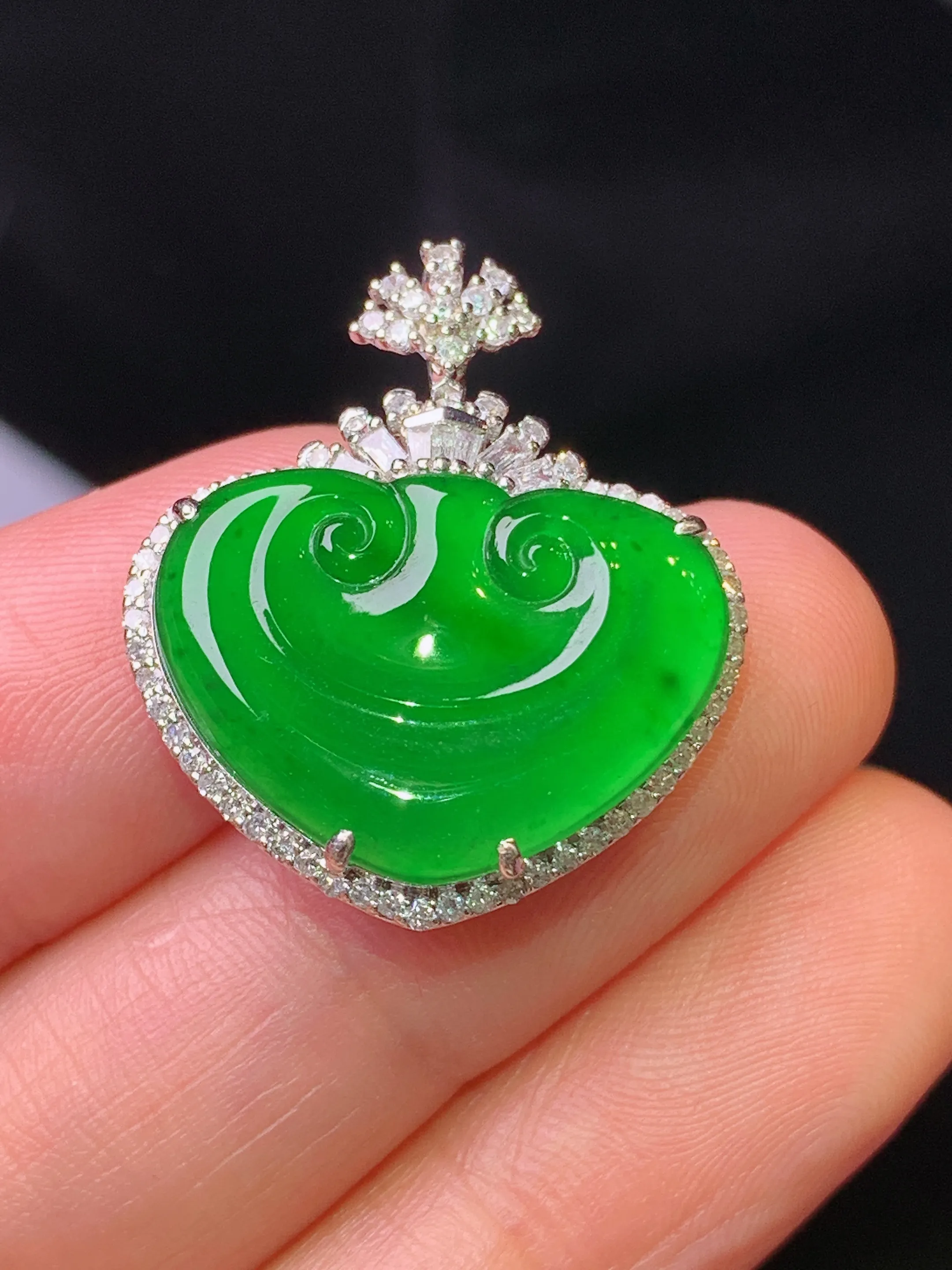 18k金钻镶嵌满绿如意吊坠 玉质细腻 色泽清新艳丽 整体尺寸25.6*22.2*6.5