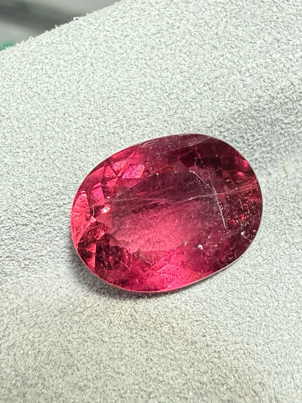 【高端珠宝】天然极美卢比来碧玺裸石
重量: 5.54ct  规格: 12.7*9.7*6.2毫米
精