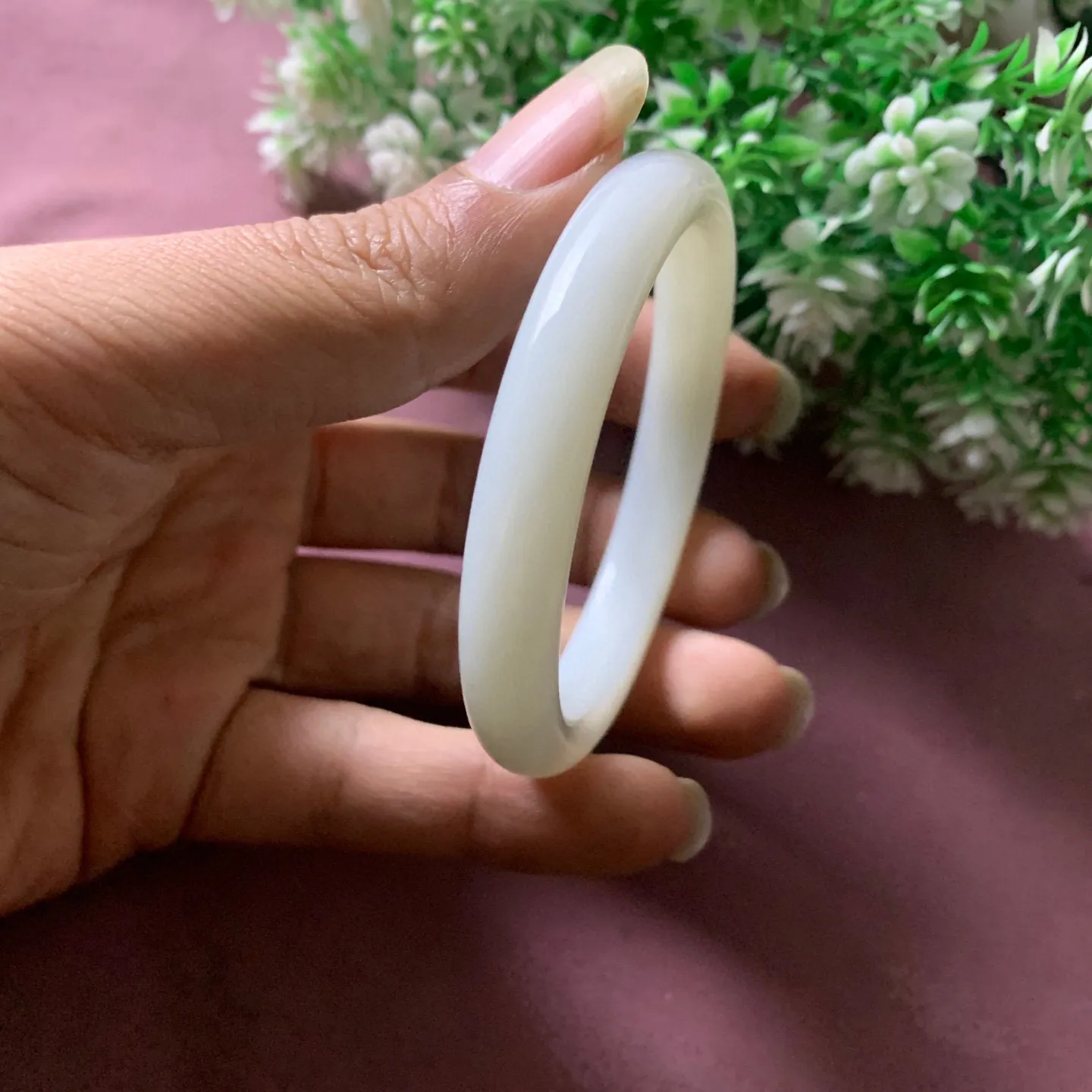 和田玉53.5圈口羊脂白手镯，玉质细腻油润 底色纯净脂粉好，品质好