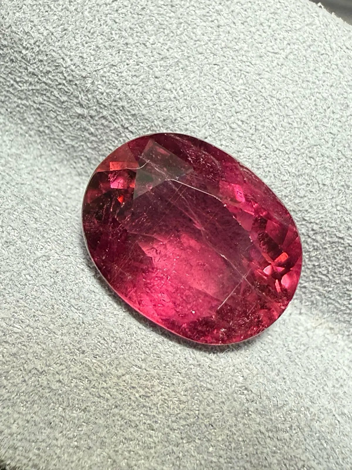 【高端珠宝】天然极美卢比来碧玺裸石
重量: 5.54ct  规格: 12.7*9.7*6.2毫米
精湛切工，满身火彩
台面大，实物更美，可以代镶嵌设计。