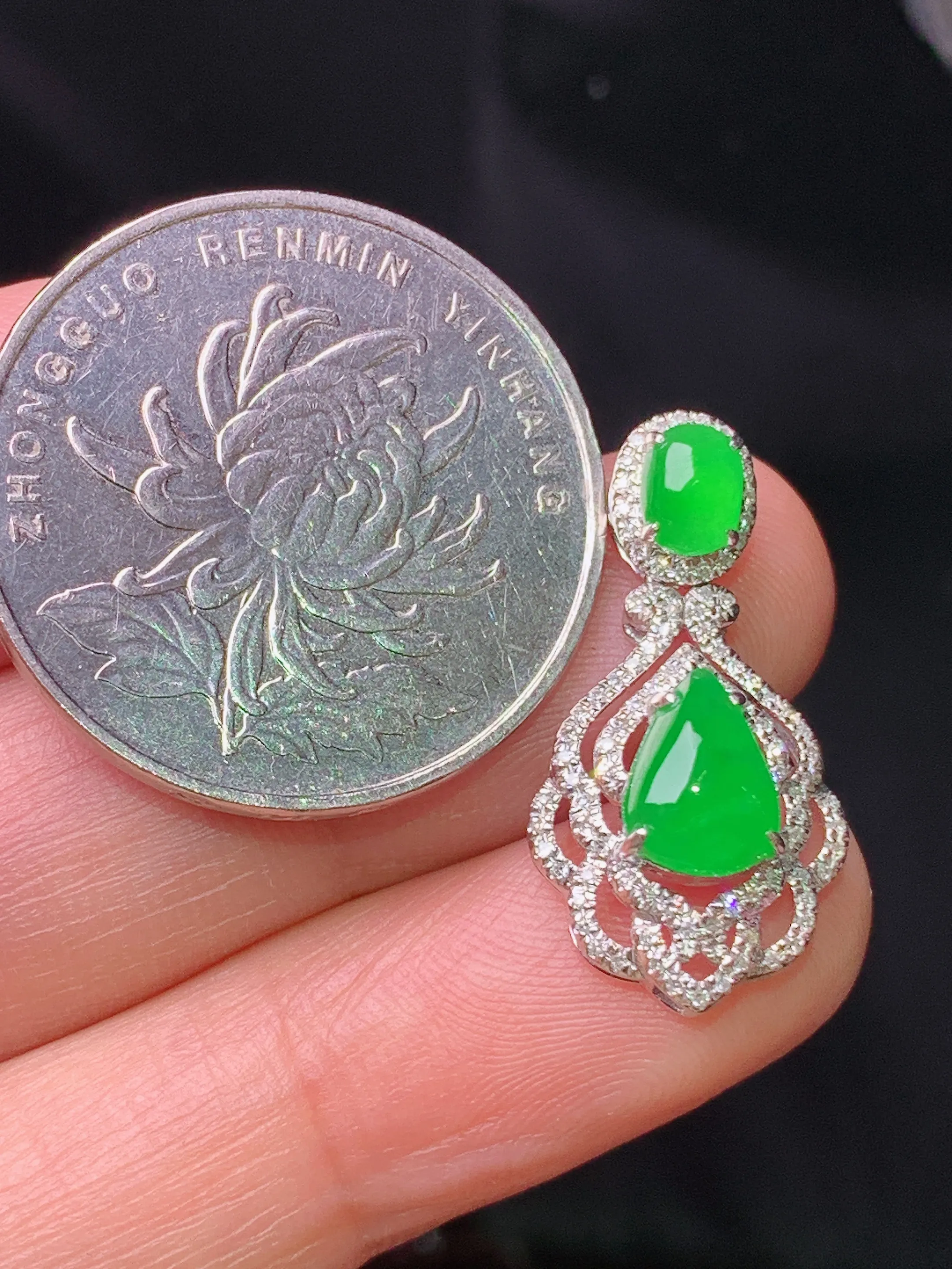 18k金钻镶嵌满绿水滴吊坠 玉质细腻 色泽清新艳丽 整体尺寸23.8*12.2*6.8
