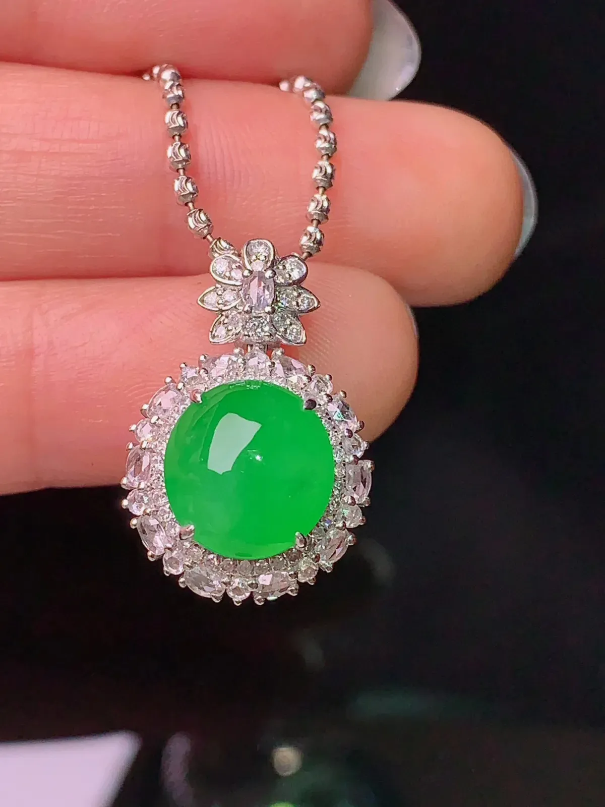 18k金钻镶嵌满绿蛋面吊坠 玉质细腻 色泽艳丽 整体尺寸21.7*14.6*11.8