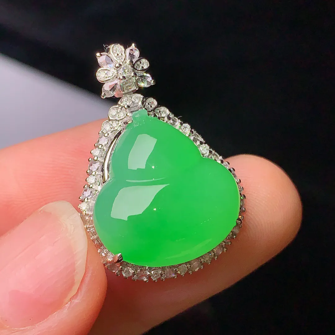 18k金钻镶嵌翠绿葫芦吊坠 玉质细腻 色泽艳丽   整体尺寸27*19.2*13.6