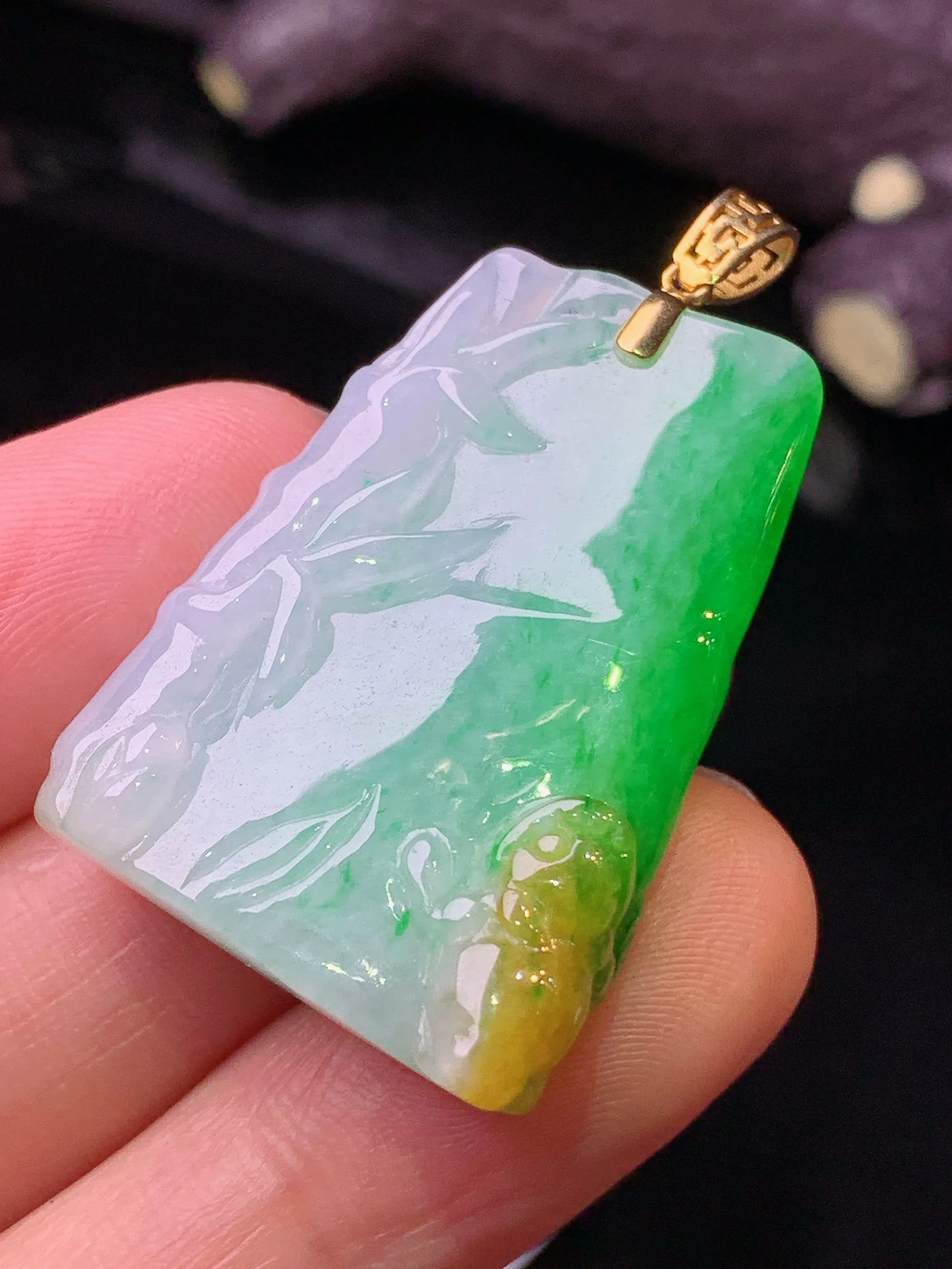 18k金镶嵌飘黄绿竹节吊坠 玉质细腻 色泽清新艳丽 整体尺寸40.3*23.6*9.5