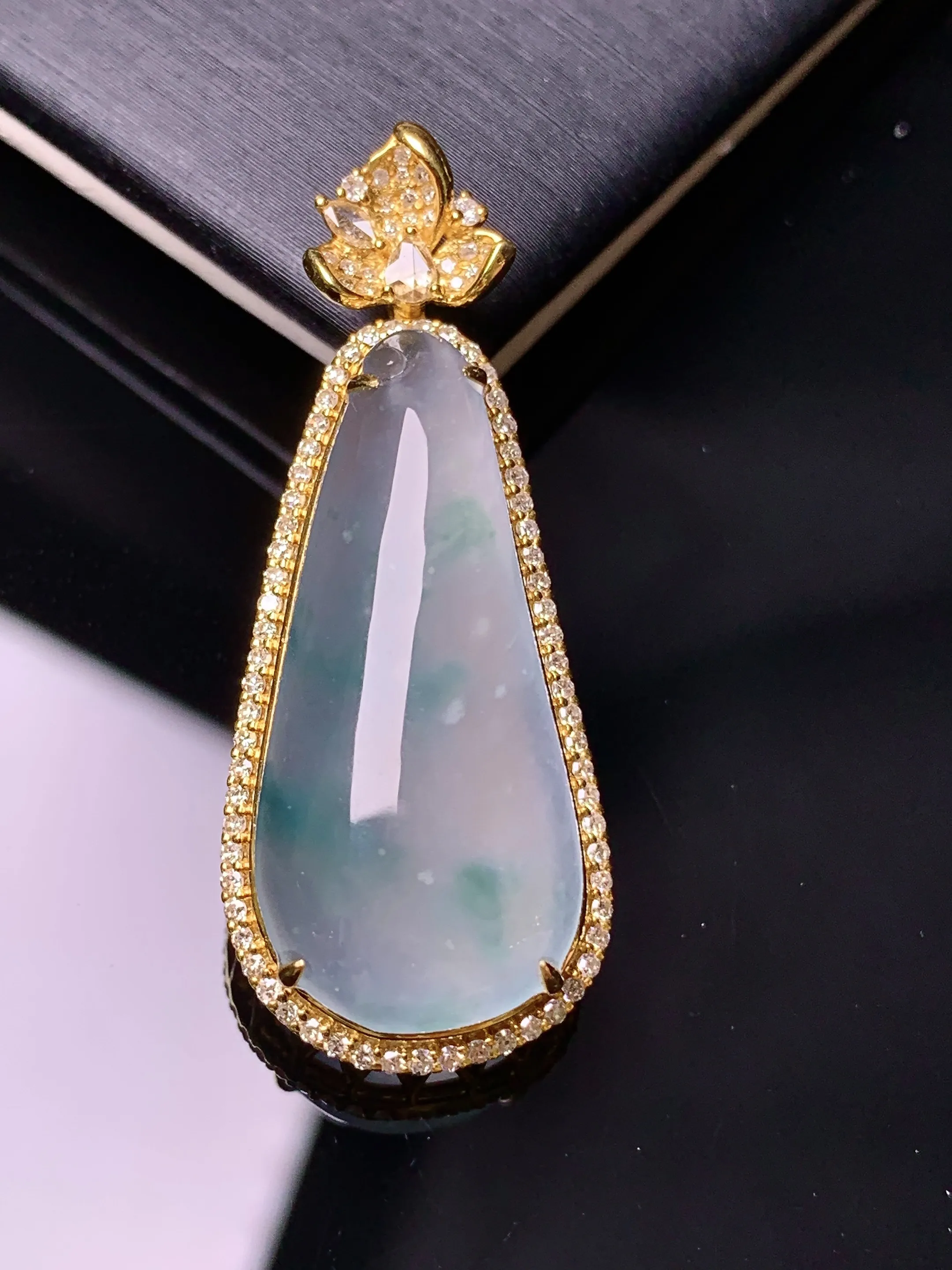 18k金钻镶嵌冰种飘绿福瓜吊坠 玉质细腻 色泽清新艳丽 整体尺寸38.5*15.6*10