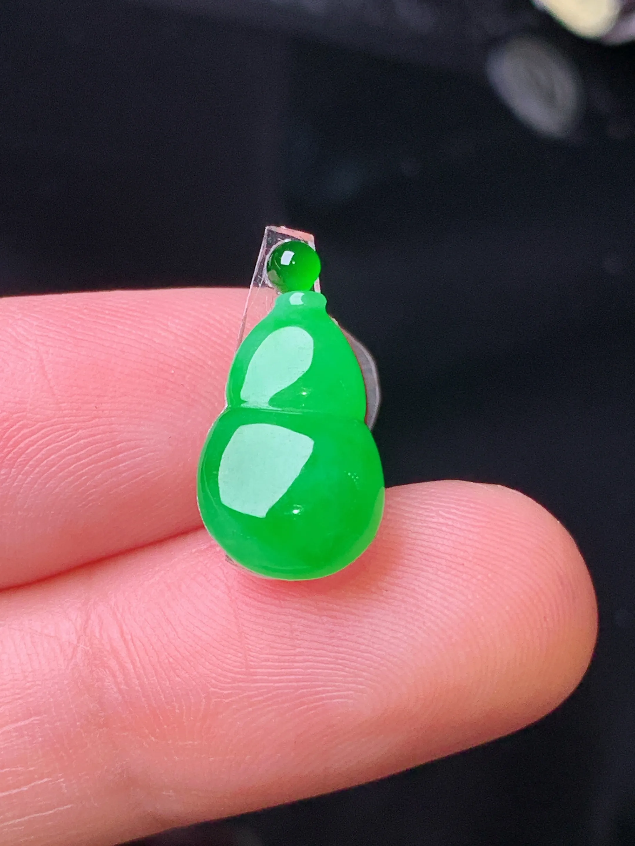 镶嵌款 满绿葫芦吊坠 玉质细腻 色泽清新艳丽 整体尺寸14.3*8.8*3.6