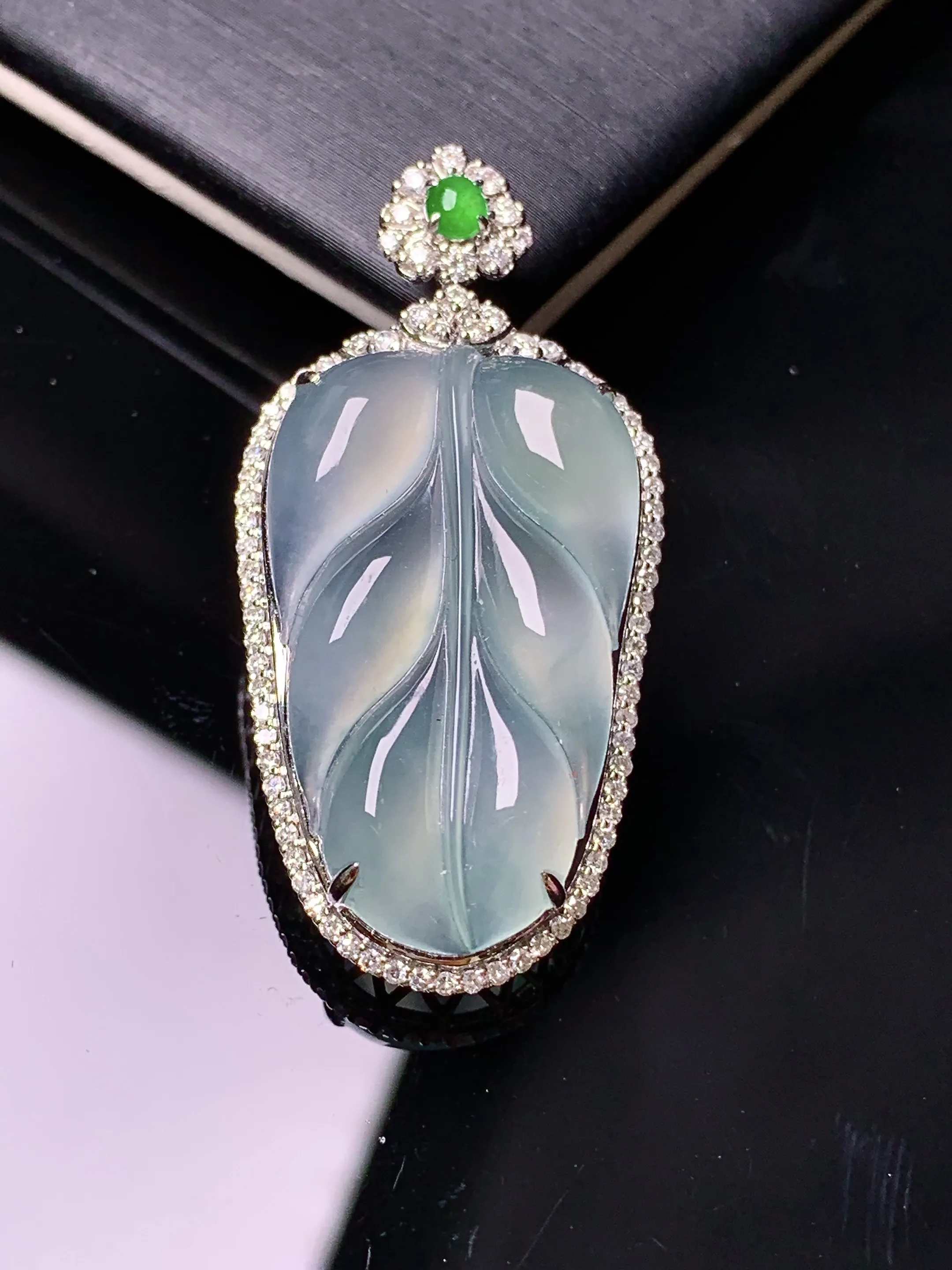 18k金钻镶嵌冰种树叶吊坠 玉质细腻 色泽清新艳丽 整体尺寸40.3*19.7*8.2