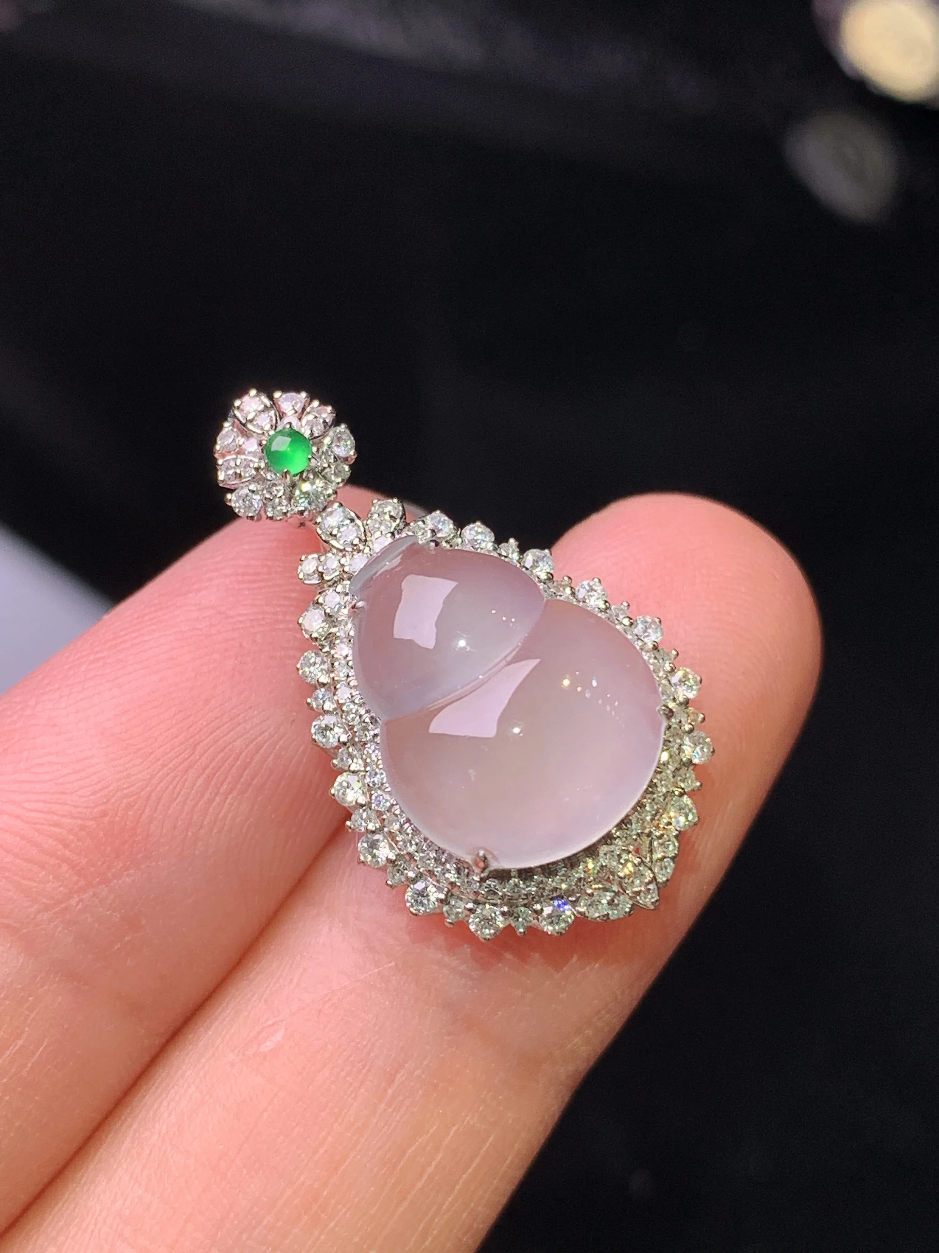 18k金钻镶嵌冰种葫芦吊坠 玉质细腻 色泽清新艳丽 整体尺寸25.5*15*9.2