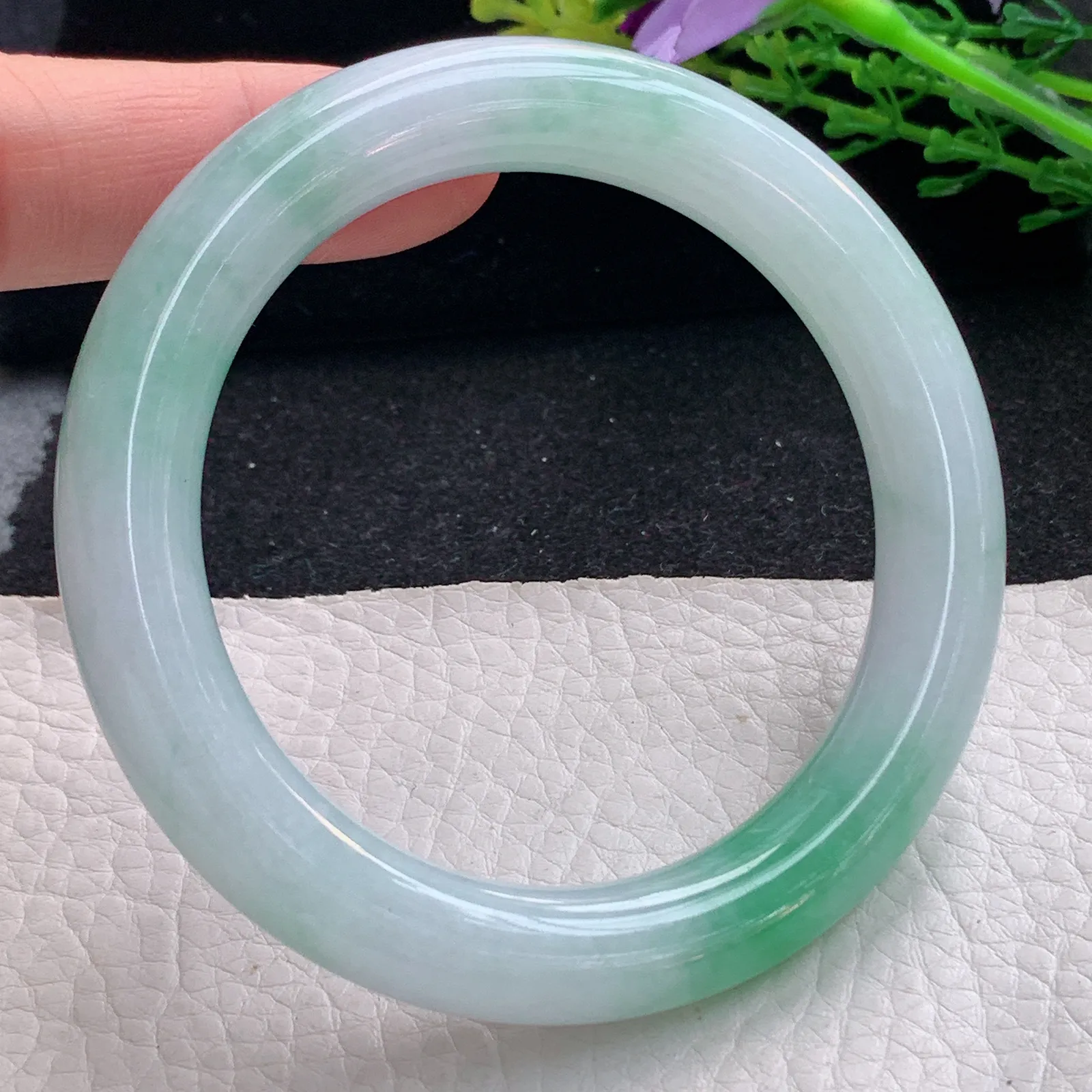 js自然光57*10.5美人镯 缅甸翡翠a货玉手镯飘绿圆条玉手环 叮当镯