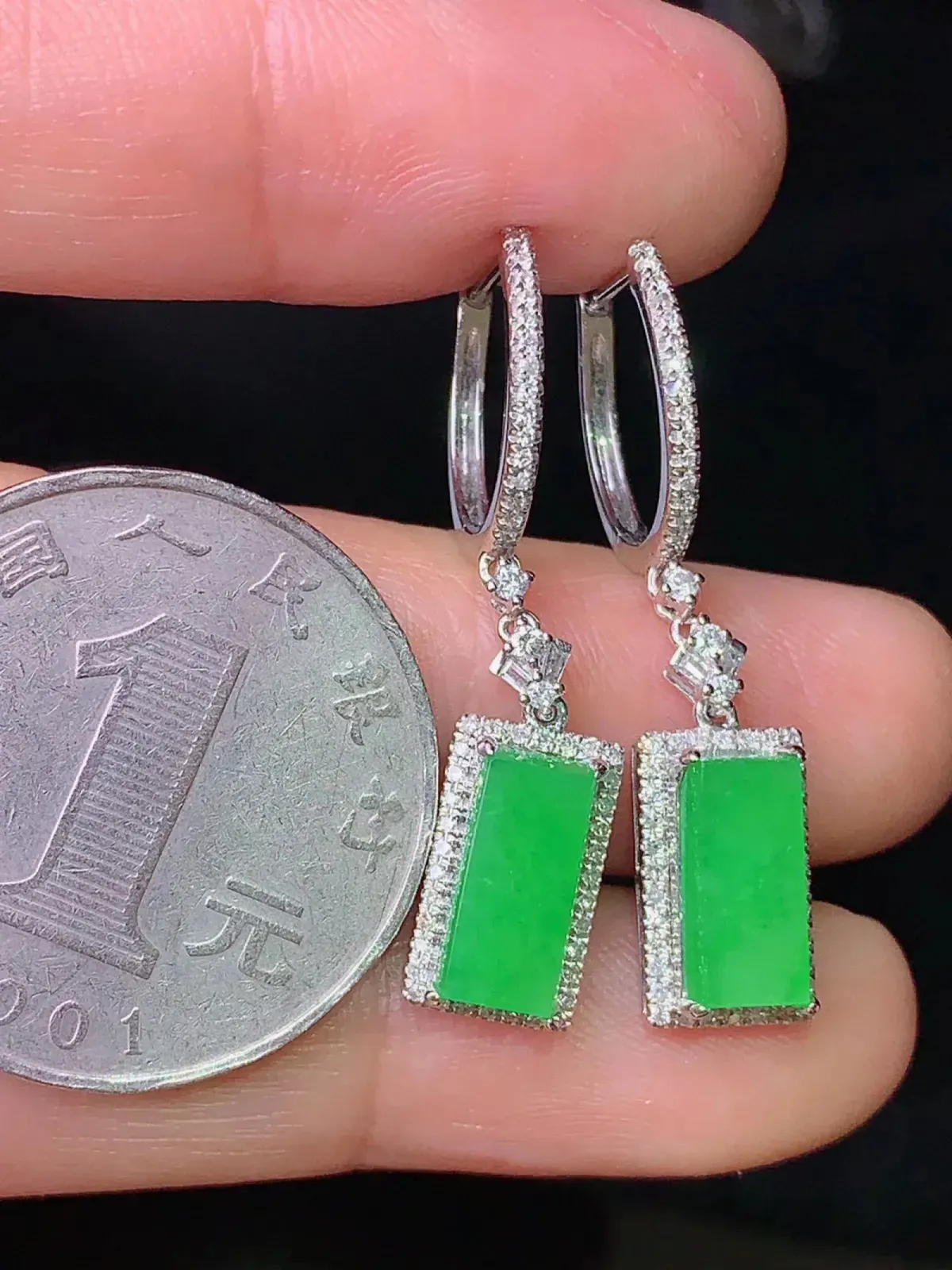 18k金钻镶嵌满绿无事牌耳坠 玉质细腻 色泽艳丽 整体尺寸32.5*7.1*5.5