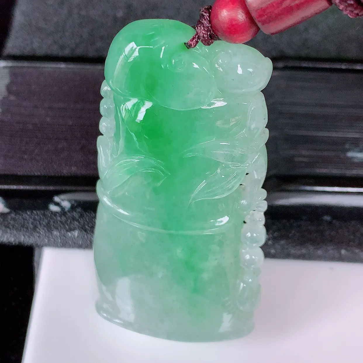 自然光实拍，冰飘绿翡翠竹节吊坠。竹节寓意“节节高，官运亨通，前程似锦，水润莹泽， 清秀高雅，佩戴精美