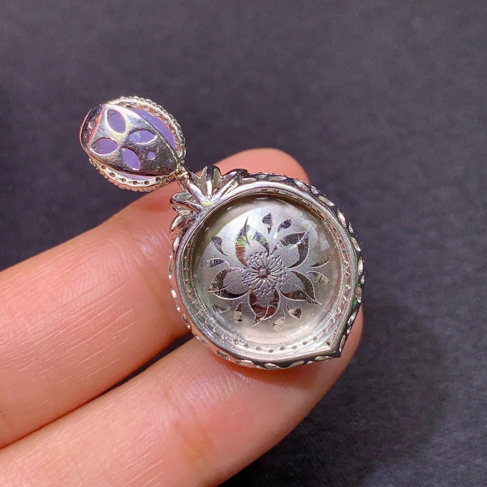 冰阳绿蛋面吊坠，18k金镶嵌，色泽鲜阳，冰润细腻，种水足，Rh 尺寸32.7*17.7*12.1