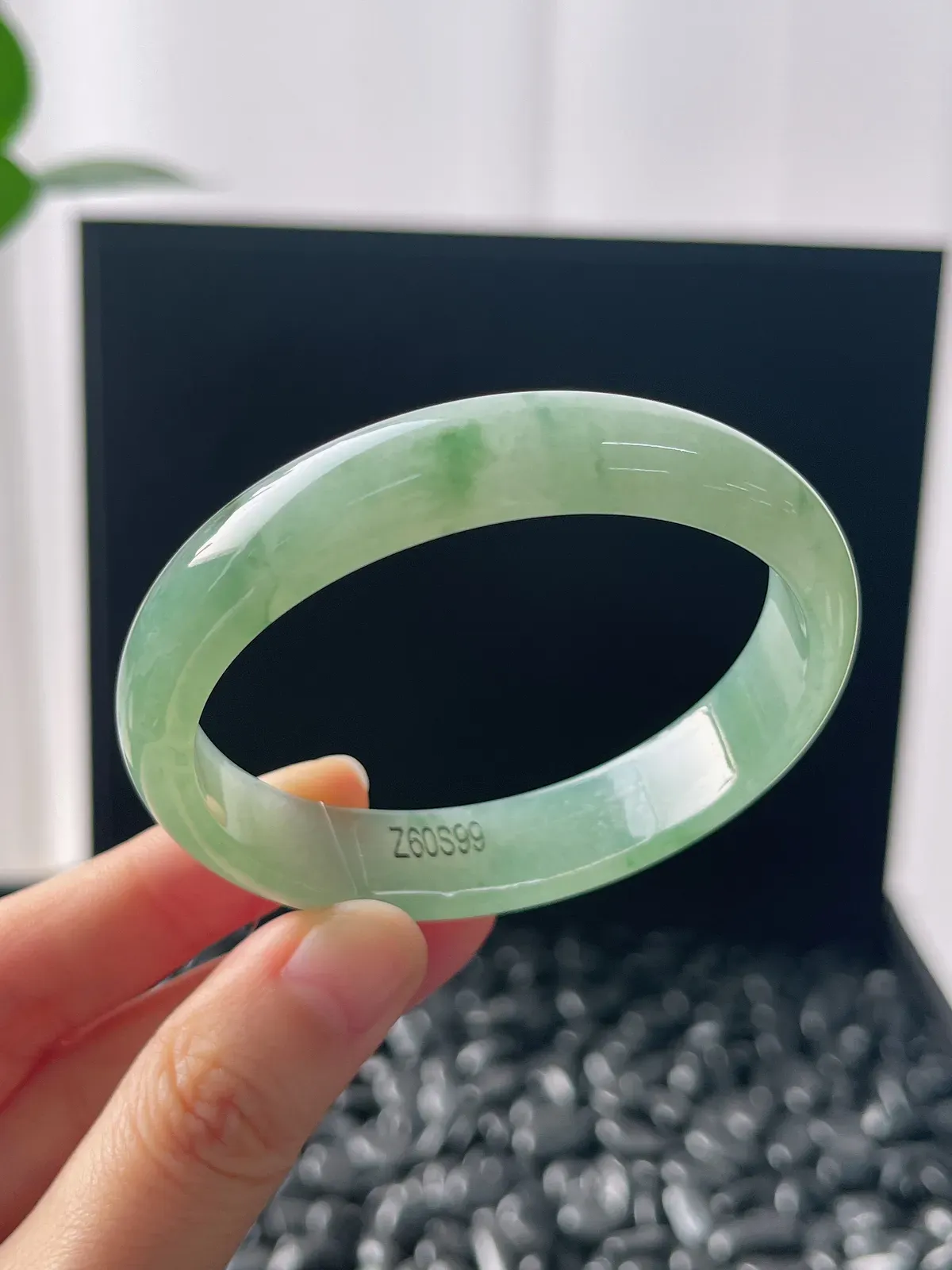 贵妃镯54.5圈口，翡翠冰糯种飘绿手镯