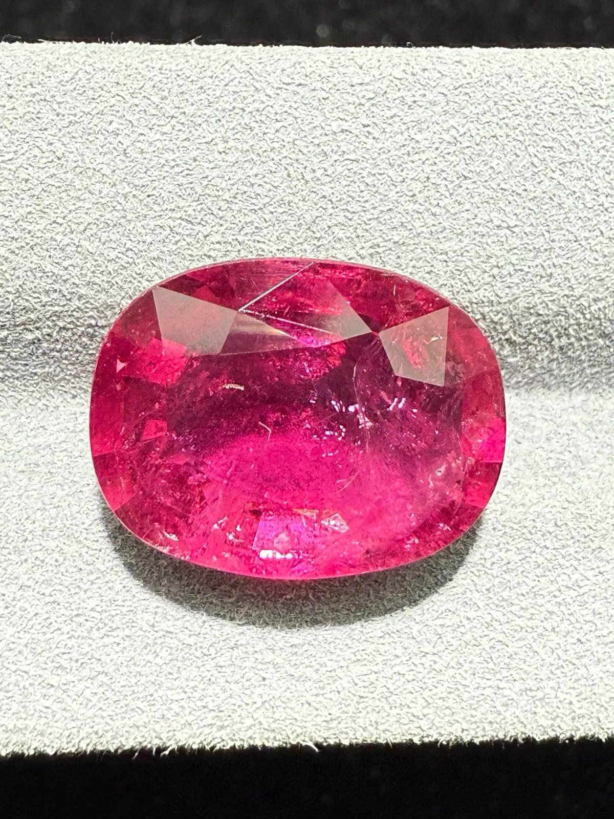 【高端珠宝】天然极美卢比来碧玺裸石
重量: 13.2ct  规格: 17.3*13.3*7.6毫米
精湛切工，满身火彩
台面大，实物更美，可以代镶嵌设计。