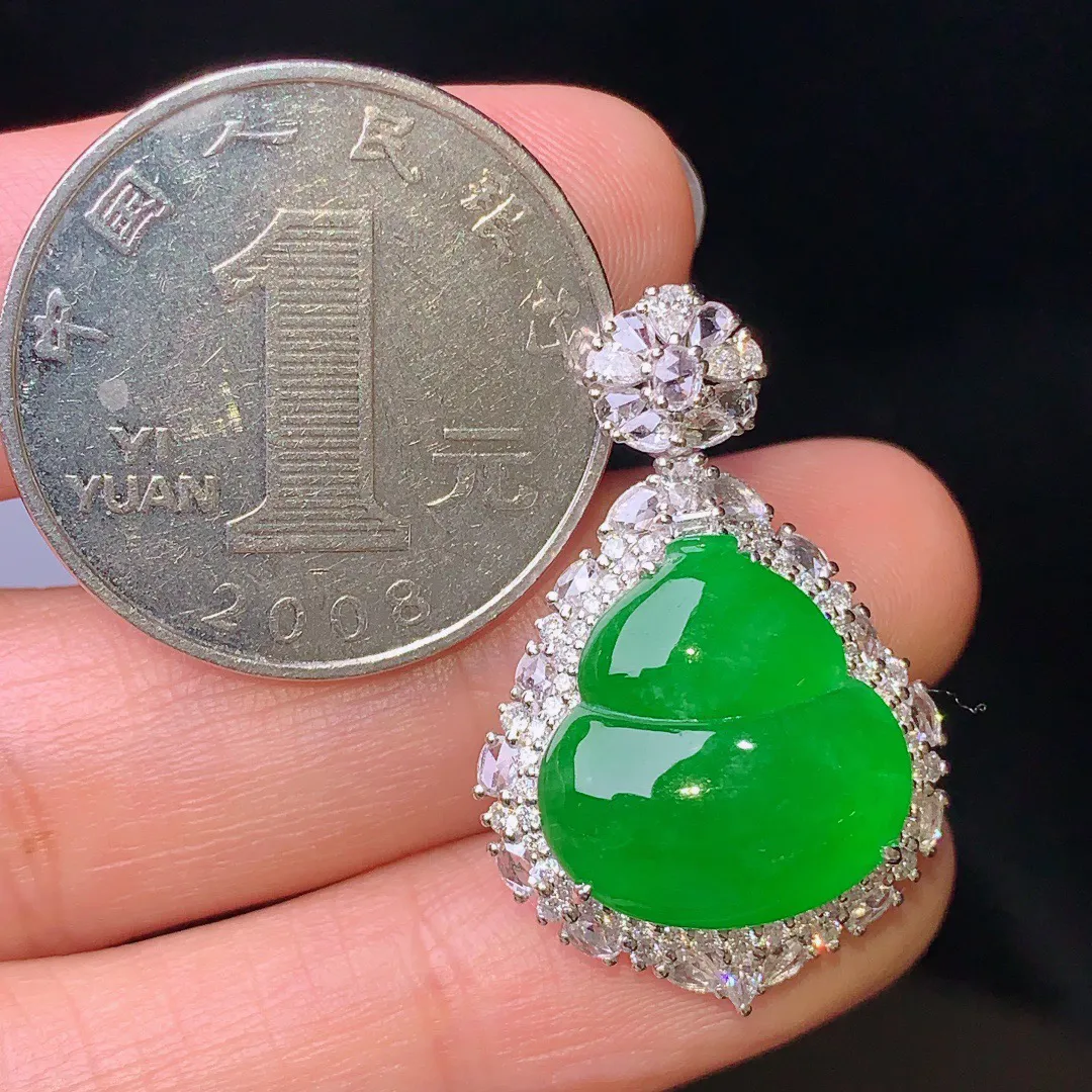 18k金钻镶嵌满绿葫芦吊坠 玉质细腻 色泽艳丽 厚身饱满 整体尺寸29.5*19.3*12.2