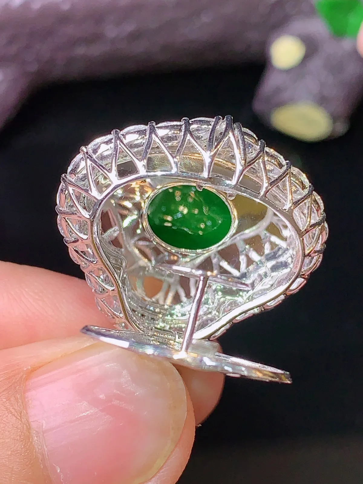 18k金钻镶嵌满绿佛公吊坠 玉质细腻 色泽艳丽 整体尺寸29*23.6*10.6