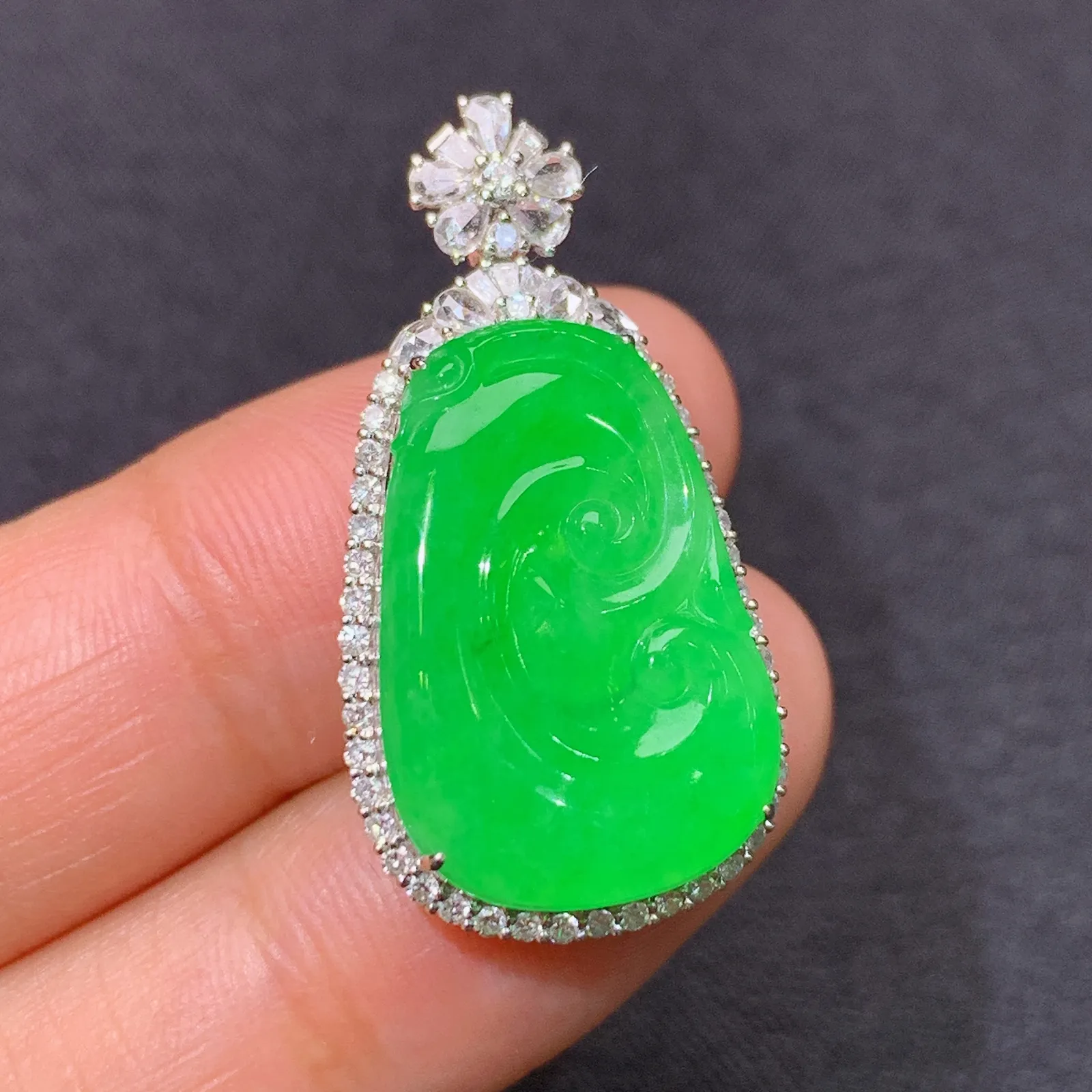 阳绿如意吊坠，18k金镶嵌，色泽鲜阳，冰润细腻，种水足 尺寸30*15.9*7.2