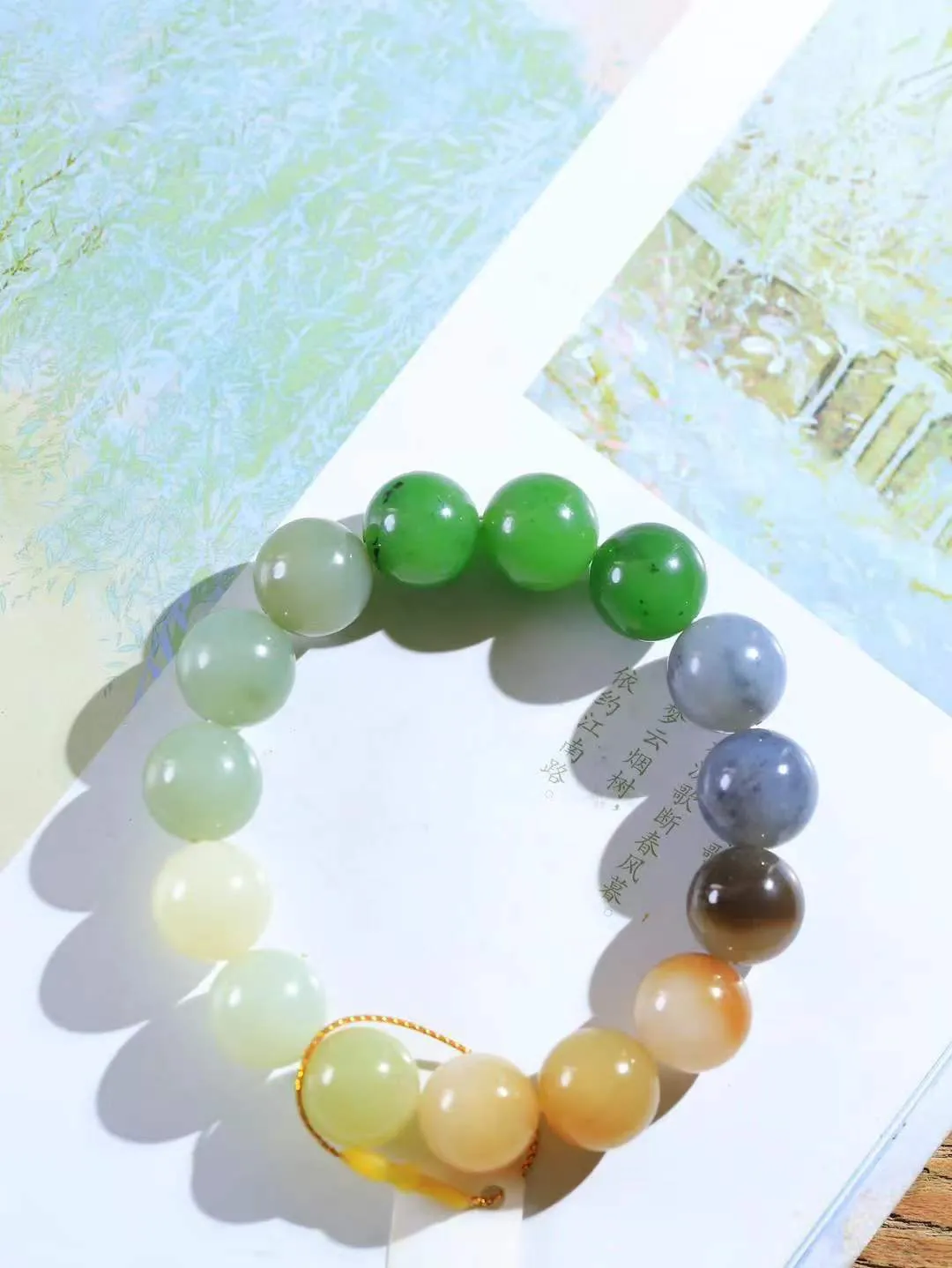 【多宝手串】

精选和田玉多宝手串，每一颗玉石都凝聚自然的灵气与岁月的沉淀，寓意福禄寿喜，守护您的平安与幸福。佩戴它，感受千年玉文化的温润与优雅。重65.4克  尺寸取一14.3mm  561102639A