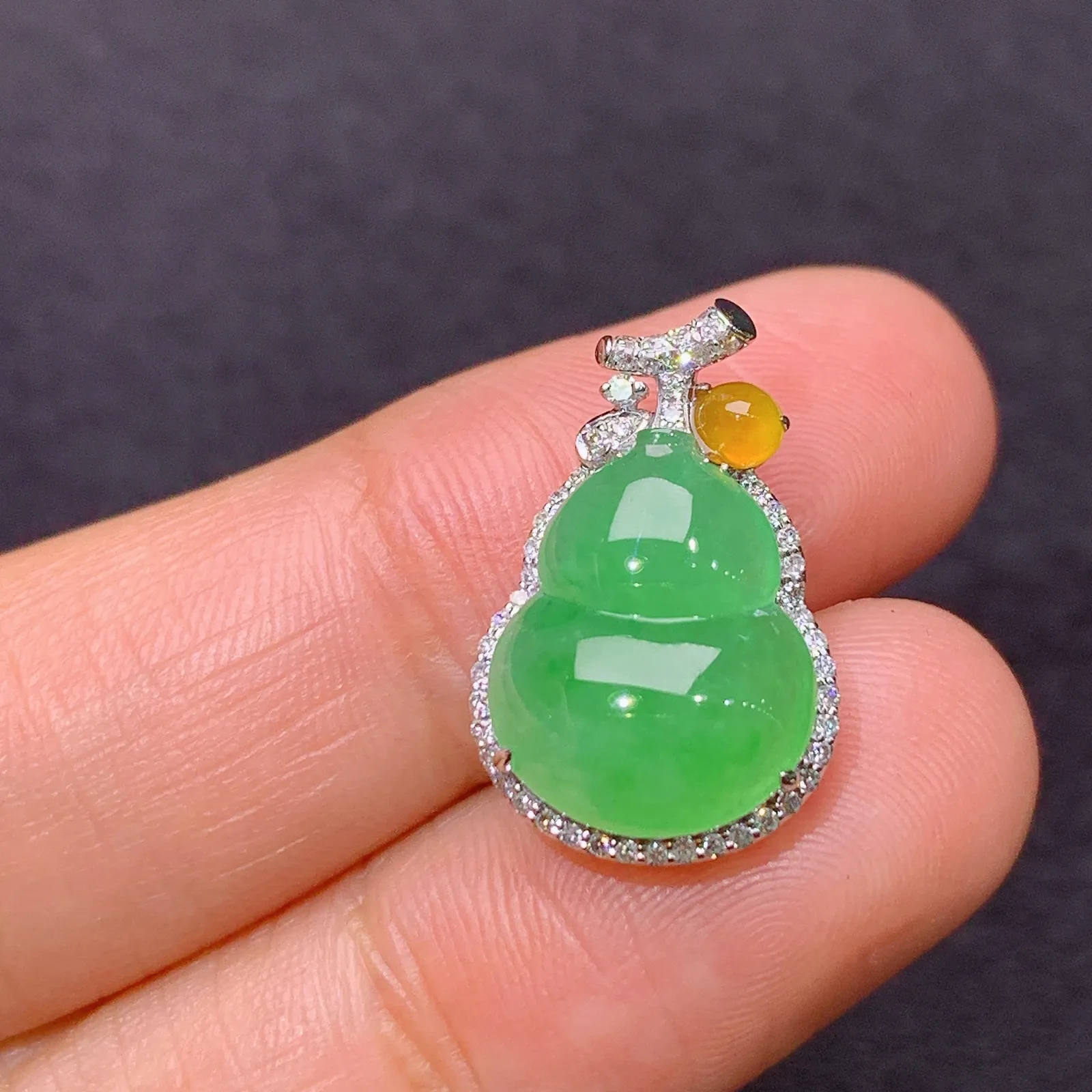 冰种浅绿葫芦吊坠，18k金镶嵌，冰润色阳，玉质细腻，种水足， 尺寸18.3*11.7*6.7