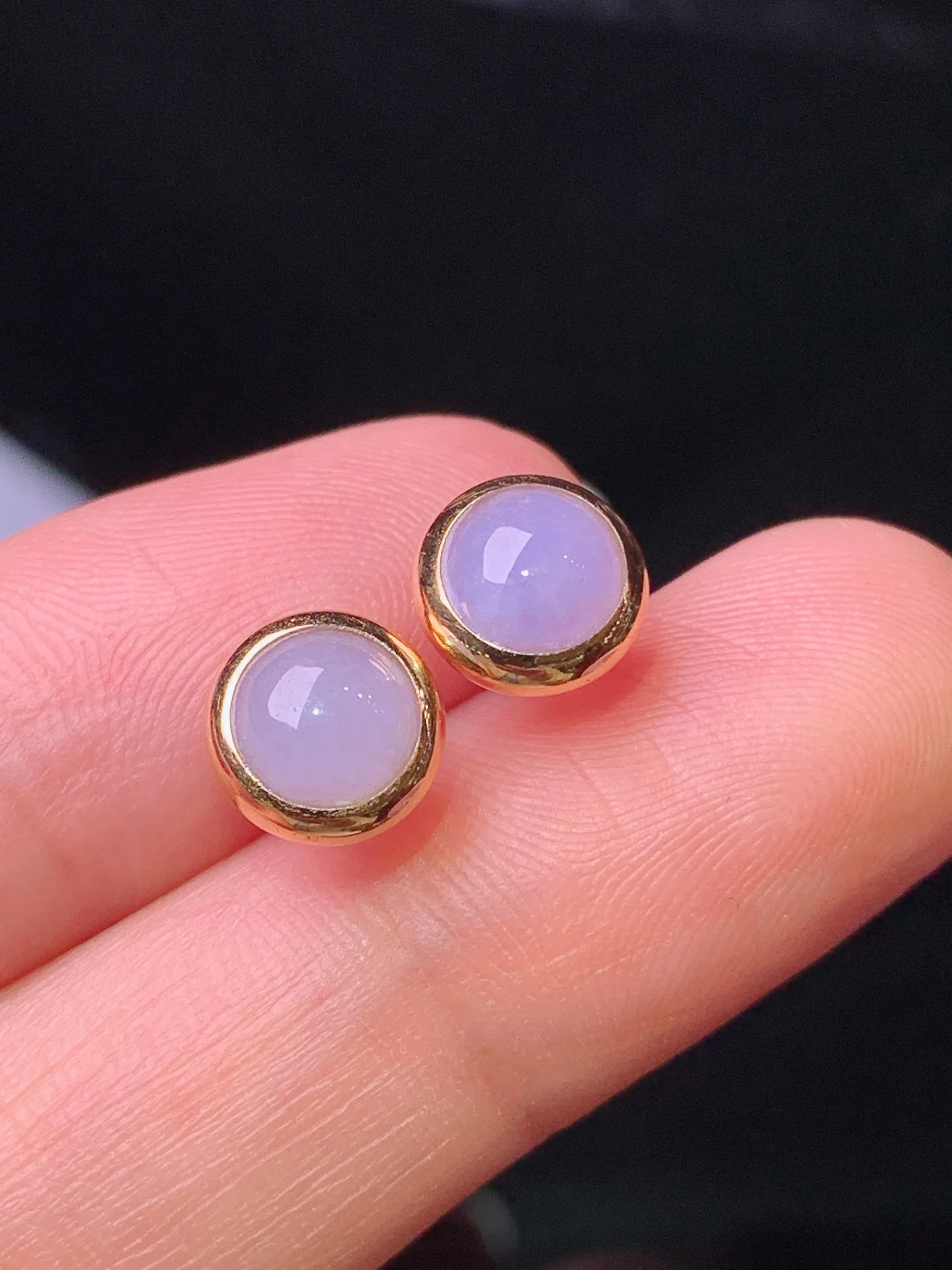 18k金镶嵌紫罗兰蛋面耳钉 玉质细腻 色泽清新艳丽 整体尺寸7.8*4