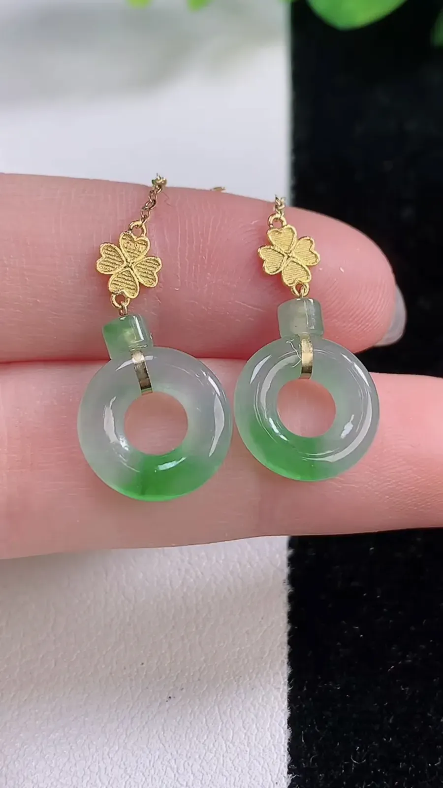 翡翠a货18K金冰种飘绿平安环耳坠，尺寸12.2-2.6，重量:2.34g