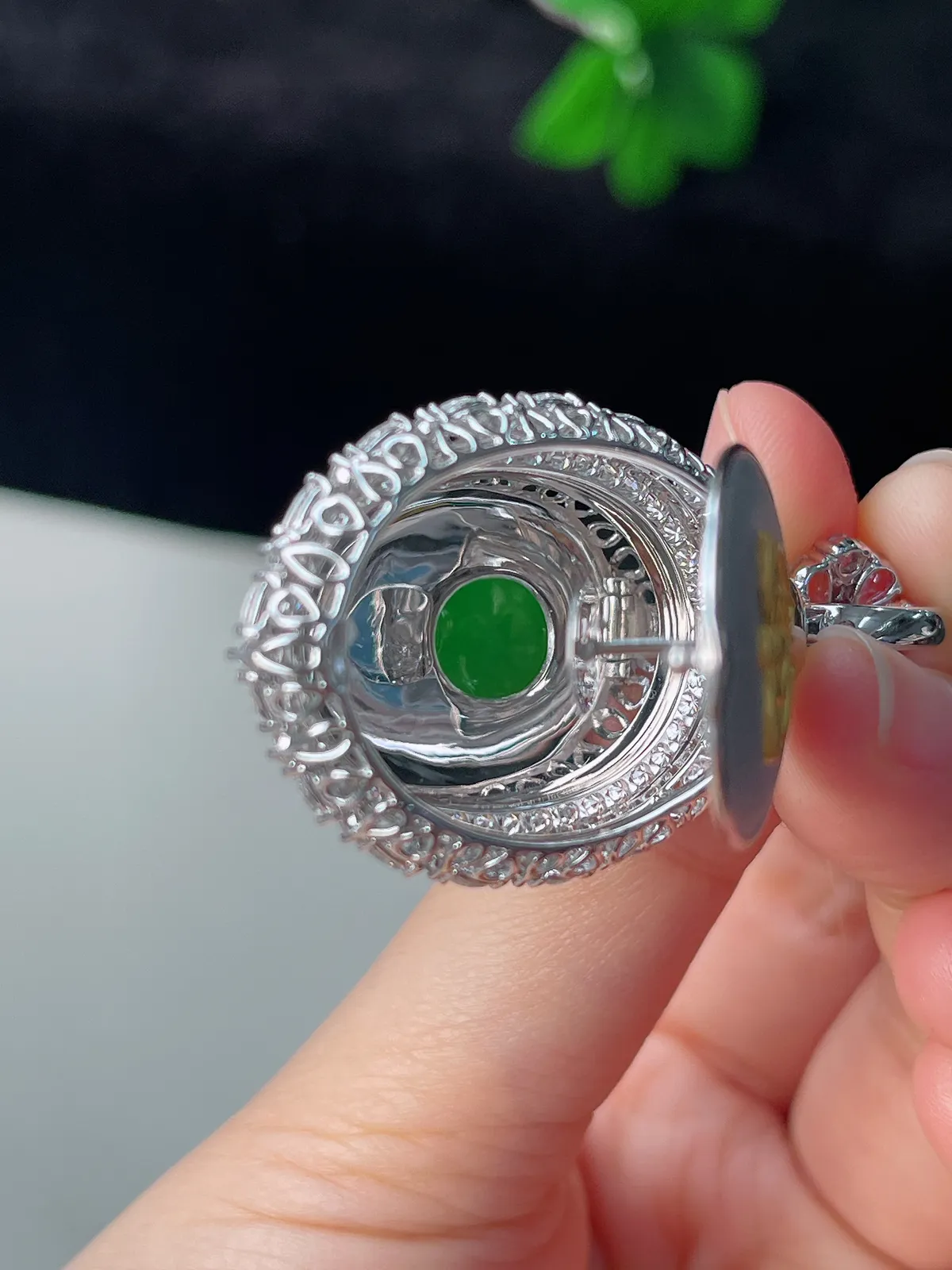 18k金镶翡翠冰糯种绿色大蛋面吊坠