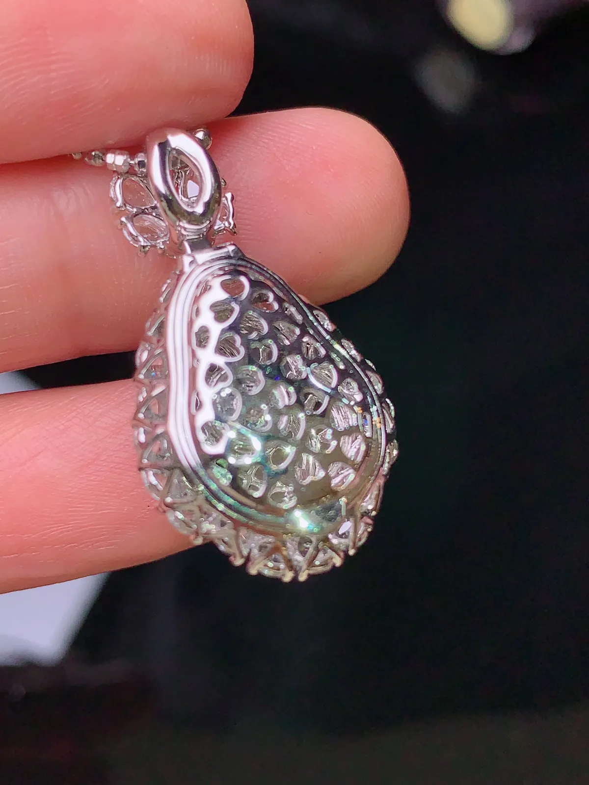 18k金钻镶嵌翠绿葫芦吊坠 玉质细腻 色泽清新艳丽 整体尺寸28*15.8*12.5