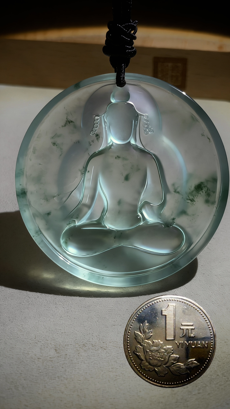 【观自在·妙法莲华】，观音菩萨，
缅甸天然A货翡翠料子，
作品48.6-48.6-6.5mm，