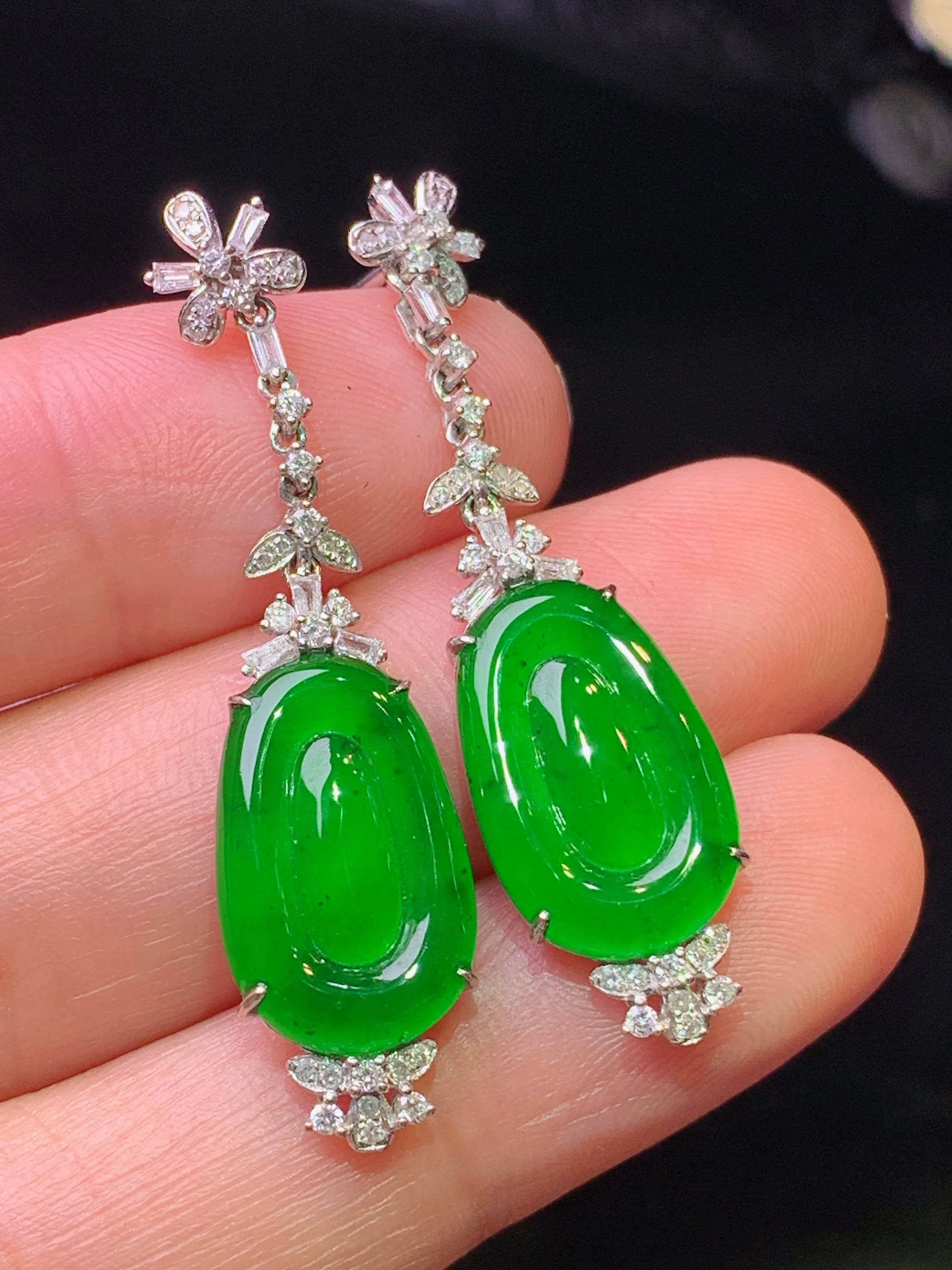 18k金钻镶嵌满绿福贝耳坠 玉质细腻 色泽清新艳丽 整体尺寸40*10.2*4