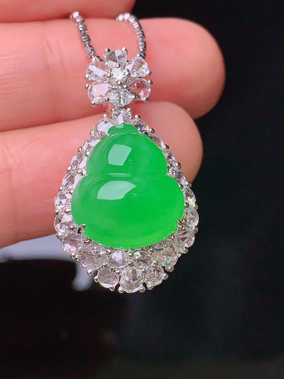 18k金钻镶嵌翠绿葫芦吊坠 玉质细腻 色泽清新艳丽 整体尺寸28*15.8*12.5