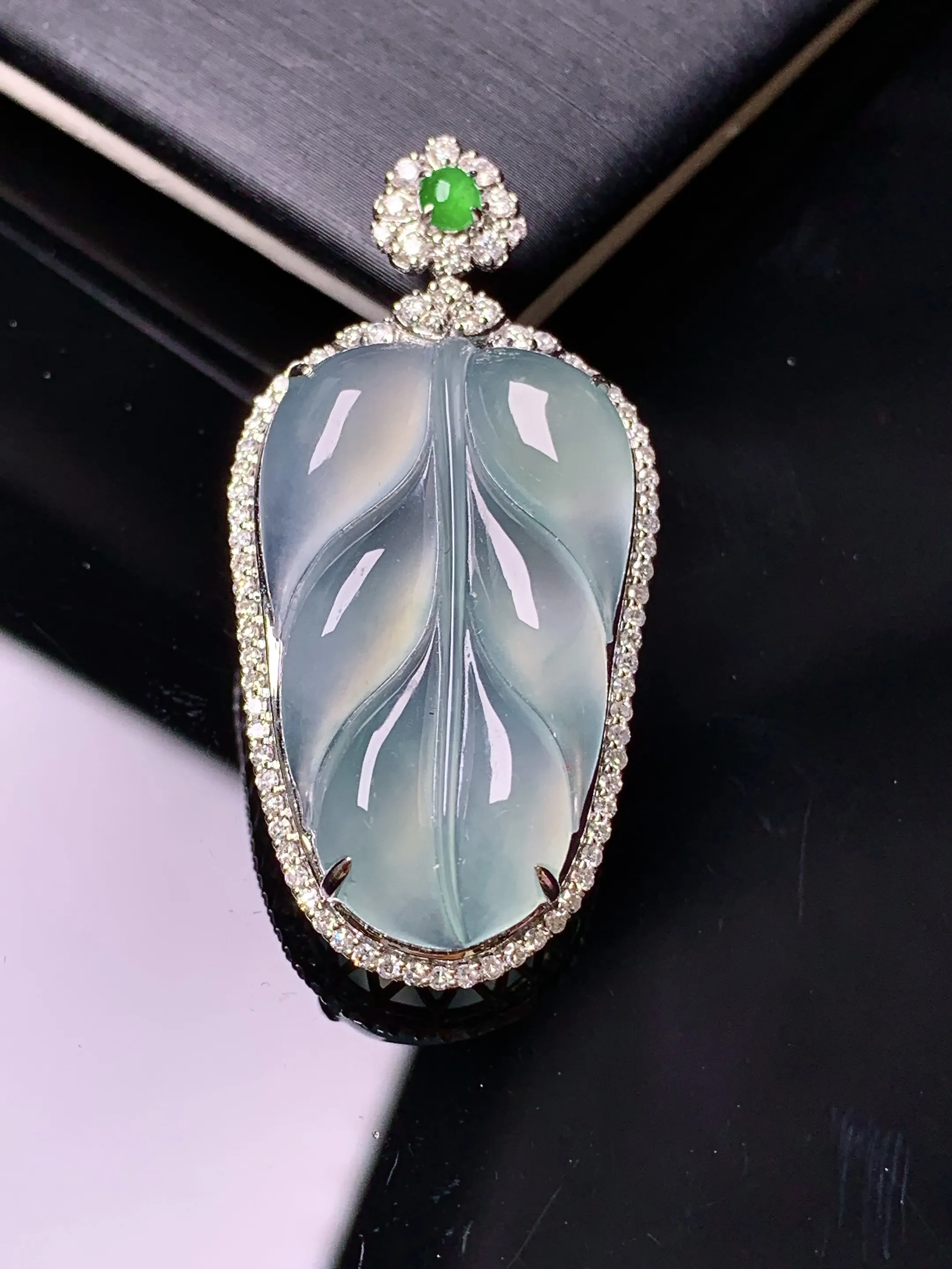 18k金钻镶嵌冰种树叶吊坠 玉质细腻 色泽清新艳丽 整体尺寸40.3*19.7*8.2