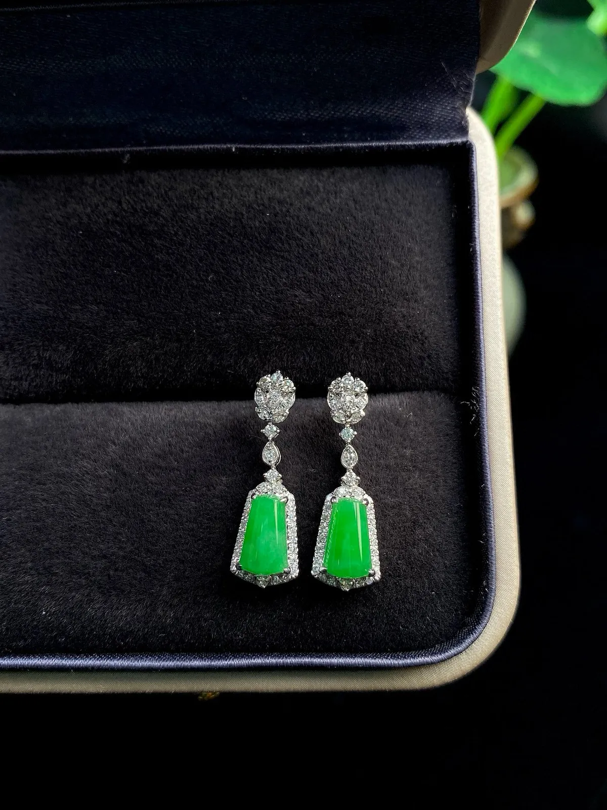 【冰种满绿无事牌耳坠】种水上乘，通透闪亮，晶莹剔透。18K金钻镶嵌，裸石尺寸7.1*4.2*2.6毫米