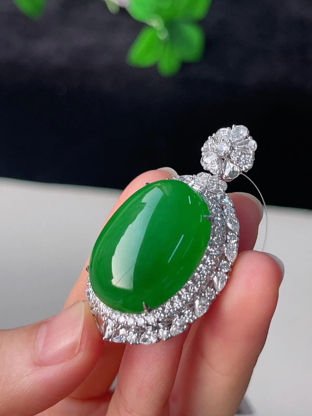 18k金镶翡翠冰糯种绿色大蛋面吊坠