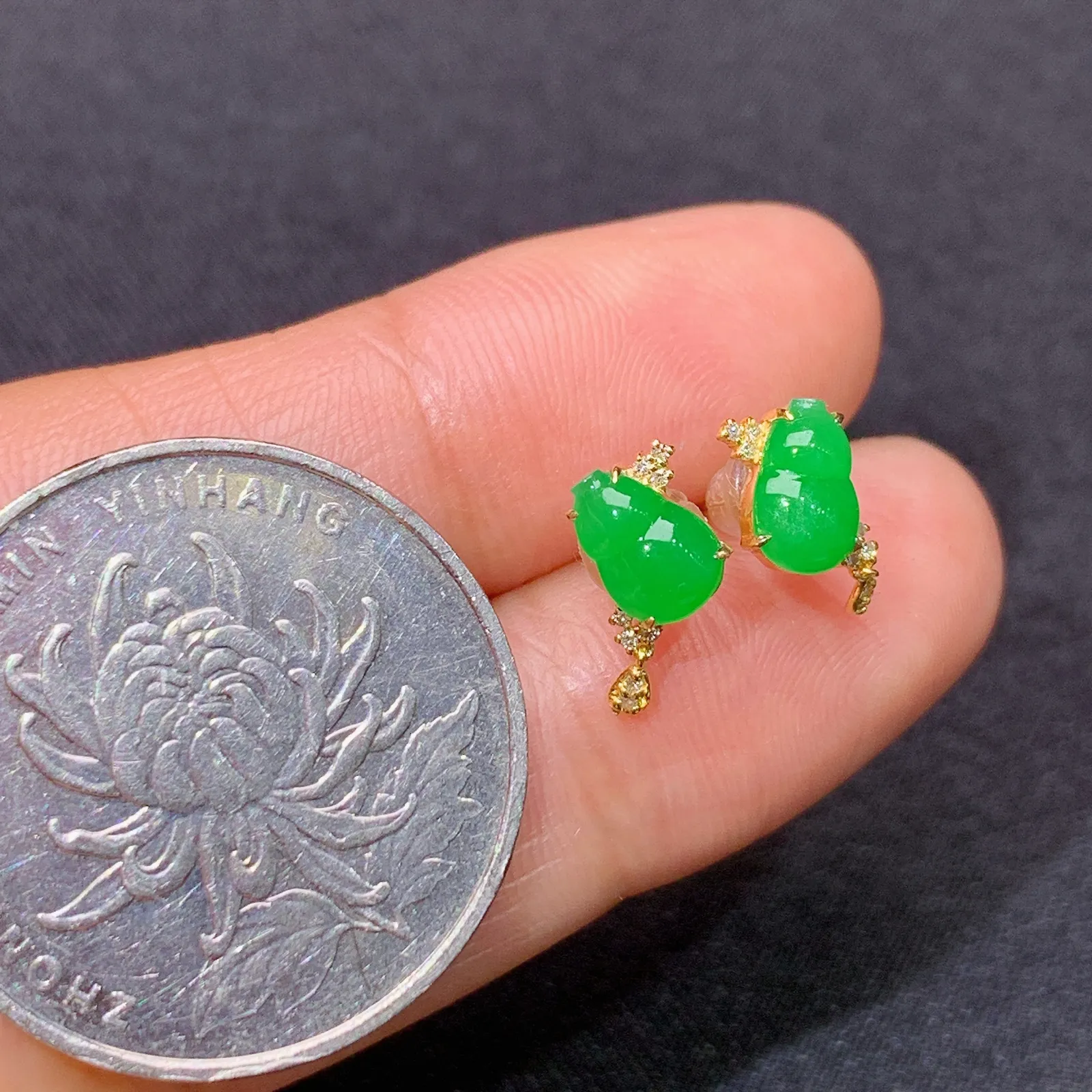 冰阳绿葫芦耳钉，18k金镶嵌，简约时尚，冰润色阳，种水足 尺寸6.5*3.9*2