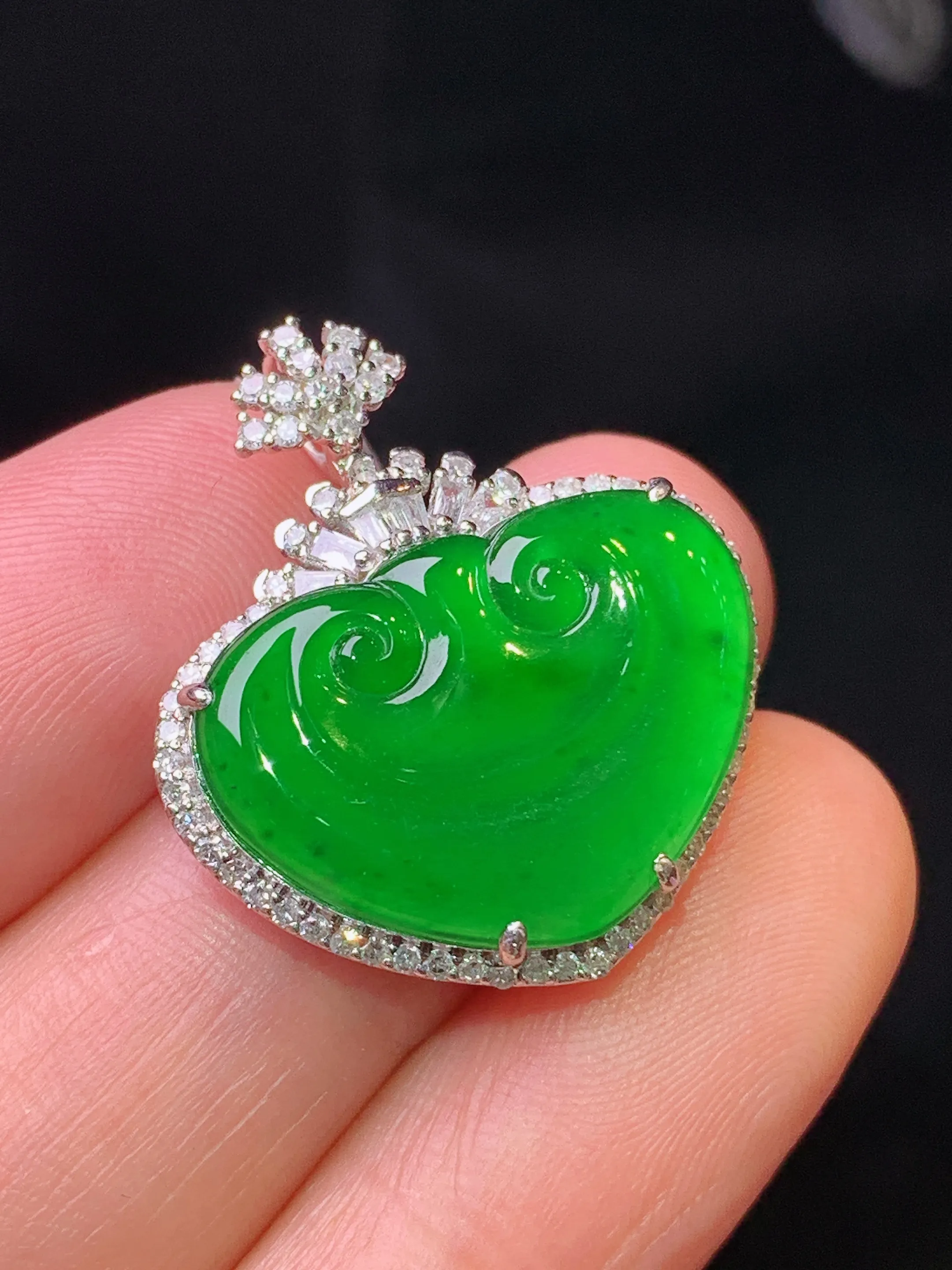 18k金钻镶嵌满绿如意吊坠 玉质细腻 色泽清新艳丽 整体尺寸25.6*22.2*6.5